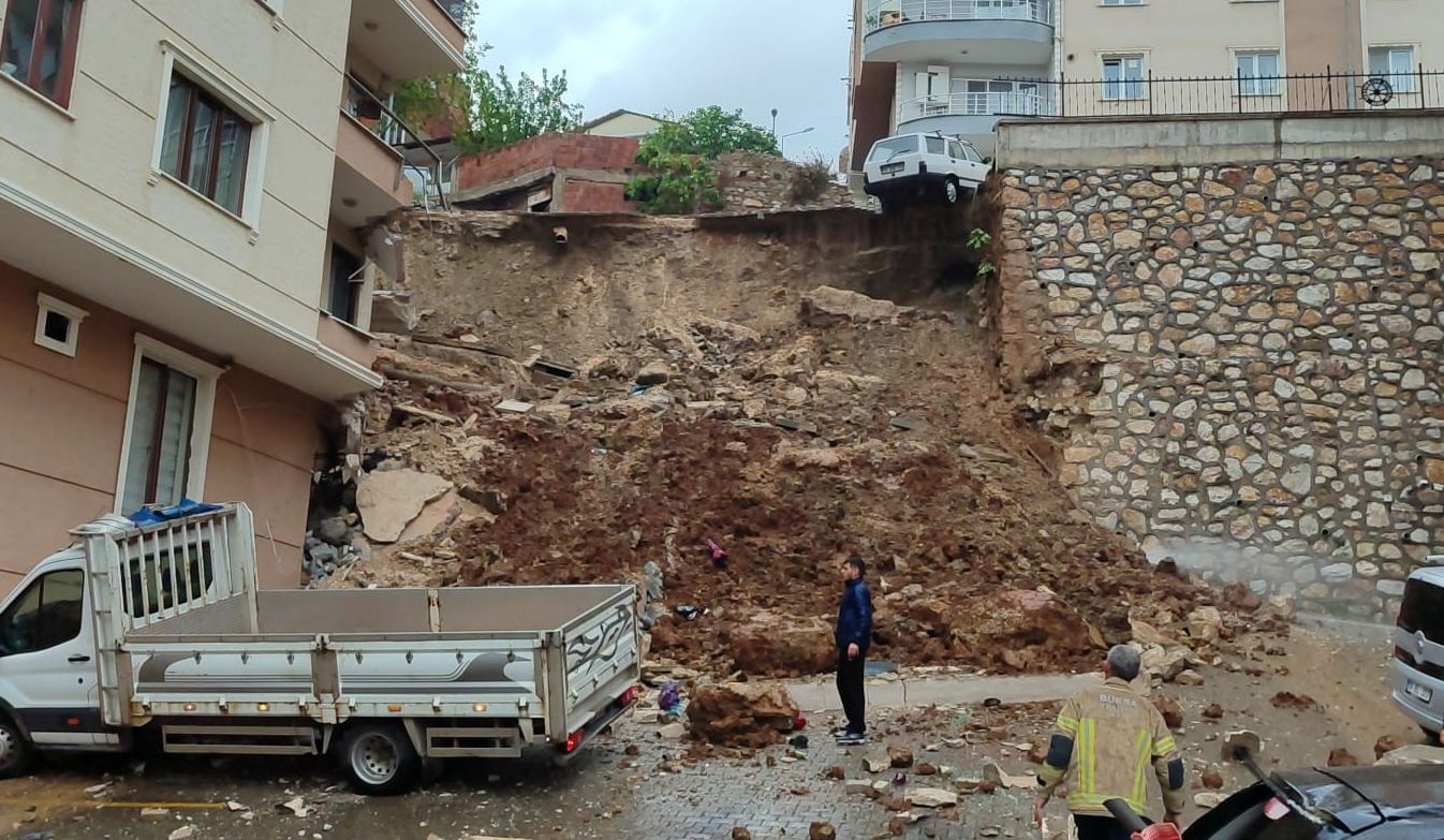 Bursa’da istinat duvarı apartmanın üzerine çöktü: 2 yaralı Bursa’da istinat duvarı apartmanın üzerine çöktü: 2 yaralı - 1. Resim