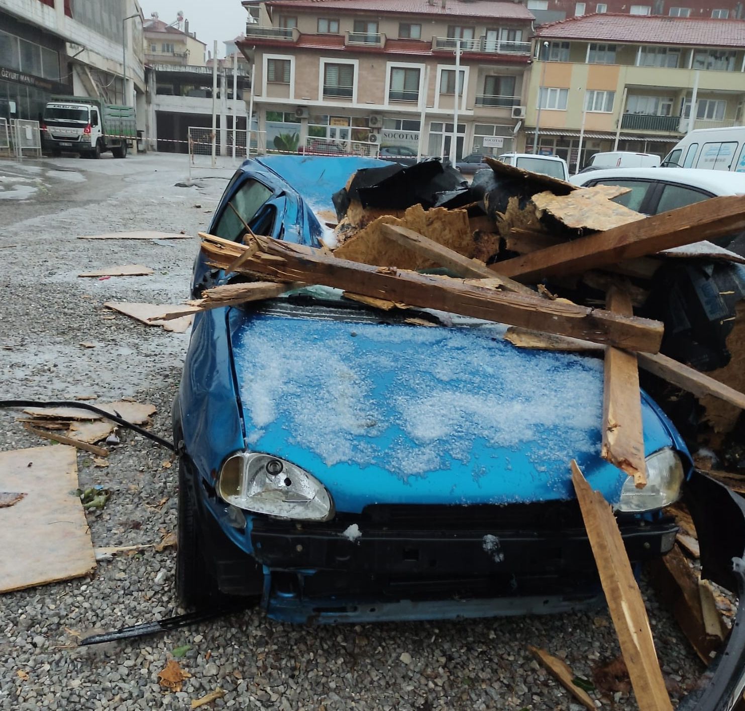 Çatılar uçtu, ağaçlar devrildi! Yurdun birçok noktası fırtına ve kuvvetli yağışa teslim Çatılar uçtu, ağaçlar devrildi! Yurdun birçok noktası fırtına ve kuvvetli yağışa teslim - 1. Resim