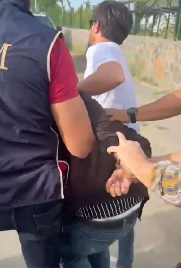 Sur Belediyesi'nde Atatürk ve Erdoğan'a hakaret eden DEM Partili gözaltında Diyarbakır Sur Belediyesi'nde Atatürk ve Erdoğan'a hakaret eden şahıs gözaltında - 1. Resim