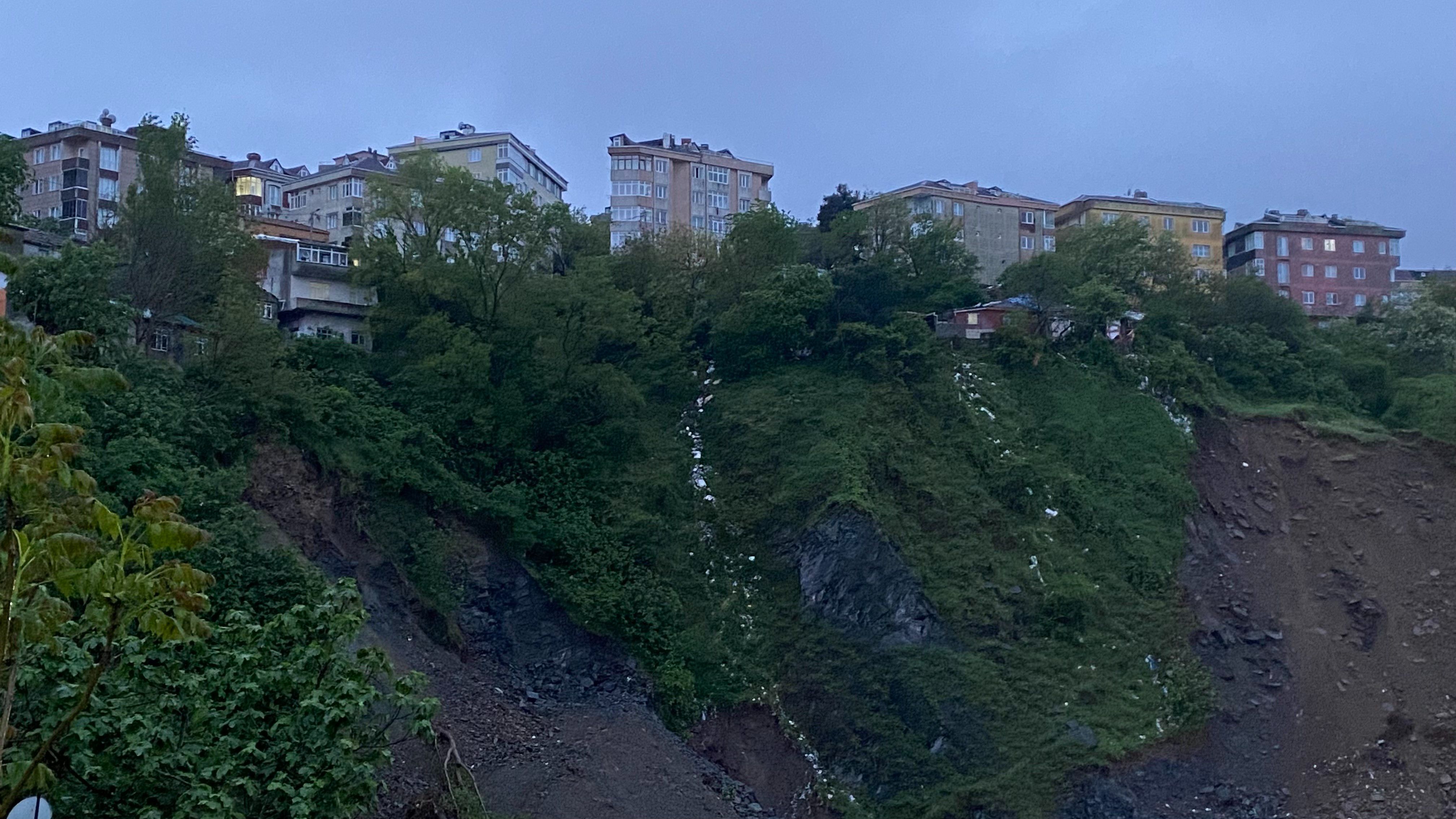 Gaziosmanpaşa'daki toprak kaymasında boşaltılan ev sayısı 30'a yükseldi! Vali Gül'den yeni açıklama - 1. Resim