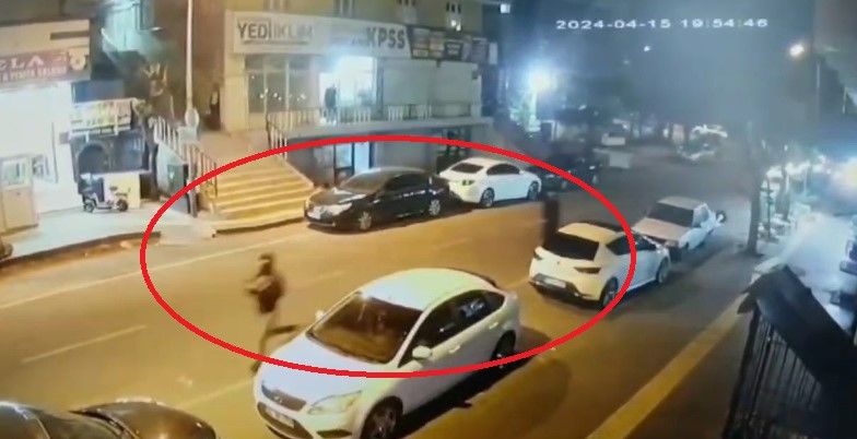 Otomatik silahla yaralama, gasp, tehdit... Elindeki dövme çeteyi ele verdi Otomatik silahla yaralama, gasp, tehdit... Elindeki dövme çeteyi ele verdi - 3. Resim