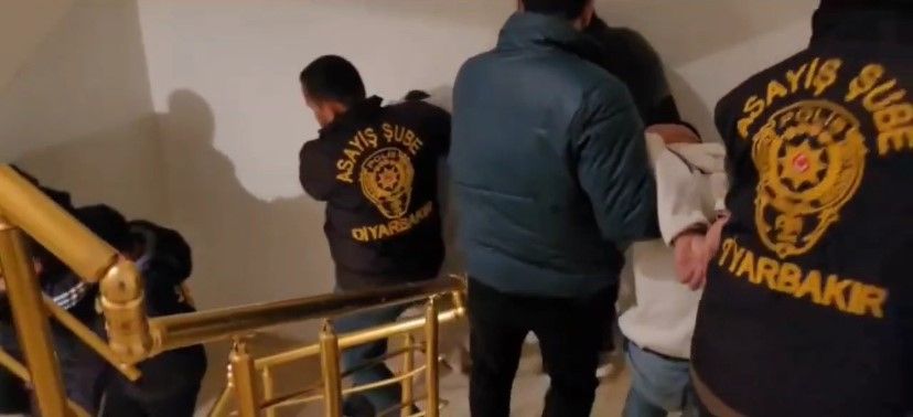 Otomatik silahla yaralama, gasp, tehdit... Elindeki dövme çeteyi ele verdi Otomatik silahla yaralama, gasp, tehdit... Elindeki dövme çeteyi ele verdi - 2. Resim
