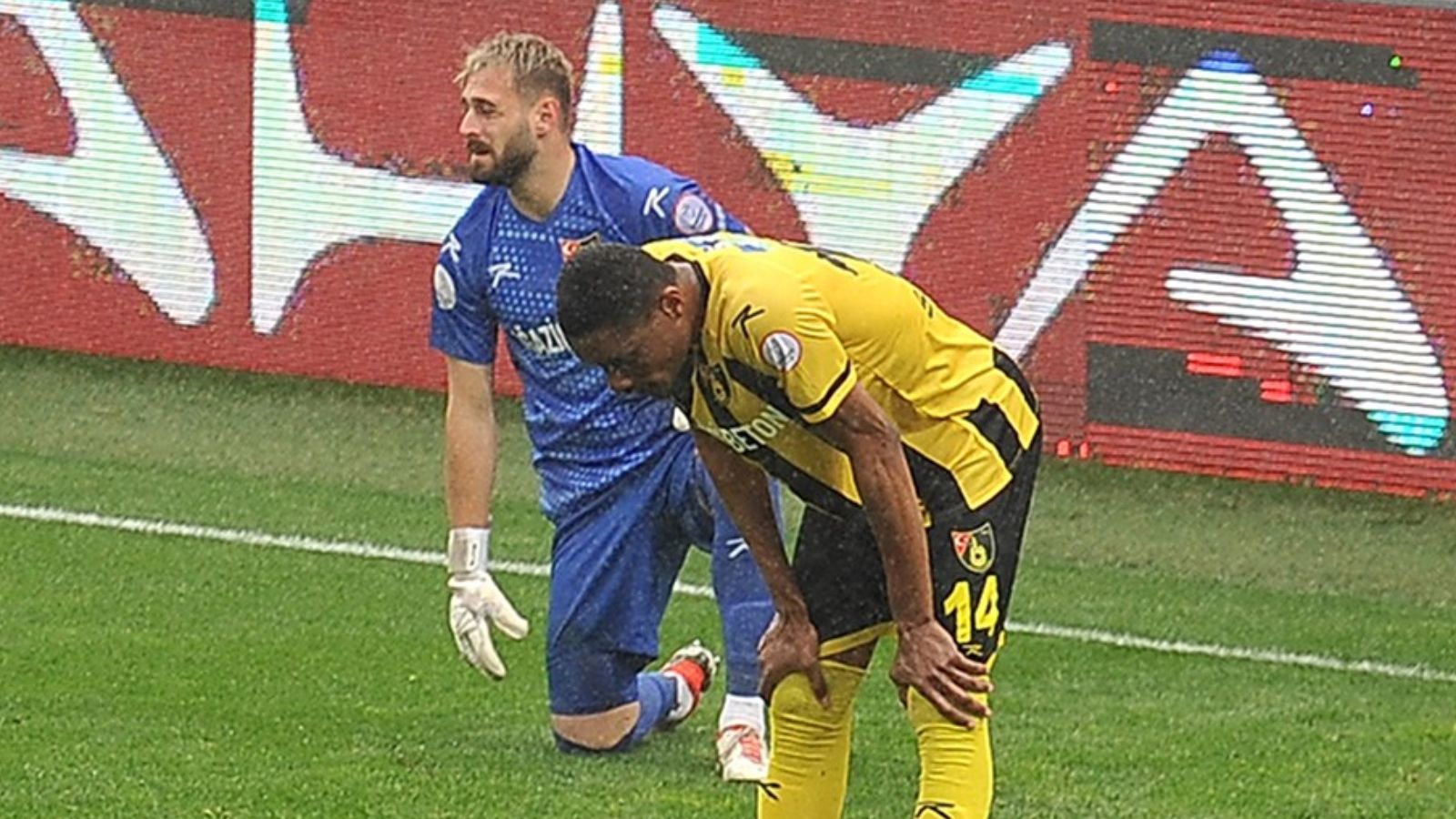 Süper Lig'de ilginç anlar! 'Oynamamızın anlamı yok' diyerek sahayı terk etmek istedi Süper Lig'de ilginç anlar! 'Oynamamızın anlamı yok' diyerek sahayı terk etmek istedi - 2. Resim