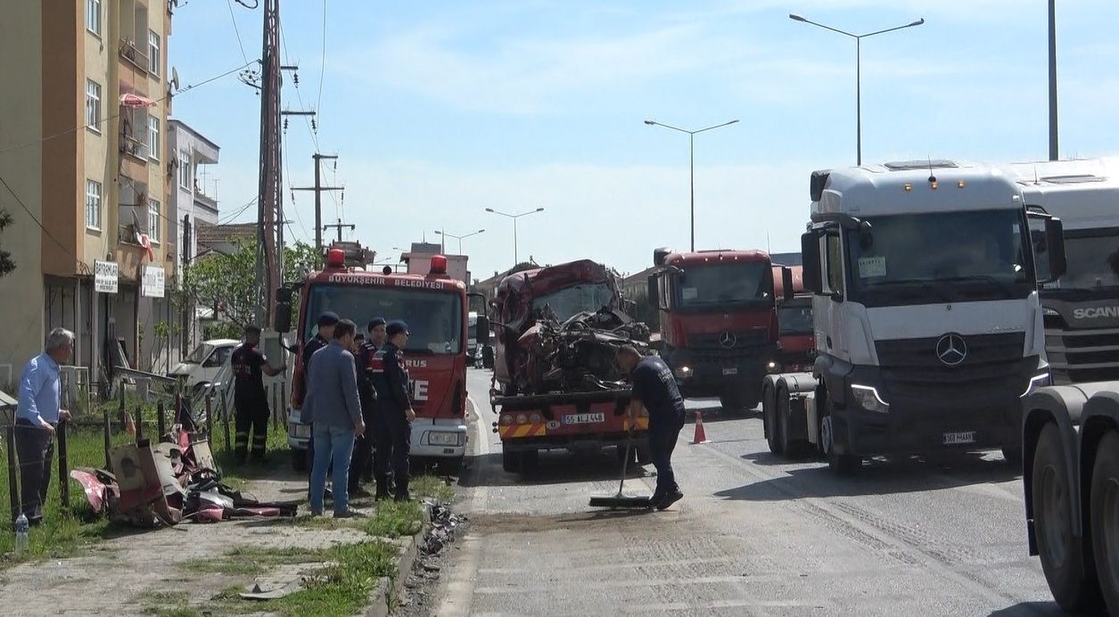 Tırın altına giren araç, karı kocaya mezar oldu Tırın altına giren araç, karı kocaya mezar oldu - 1. Resim
