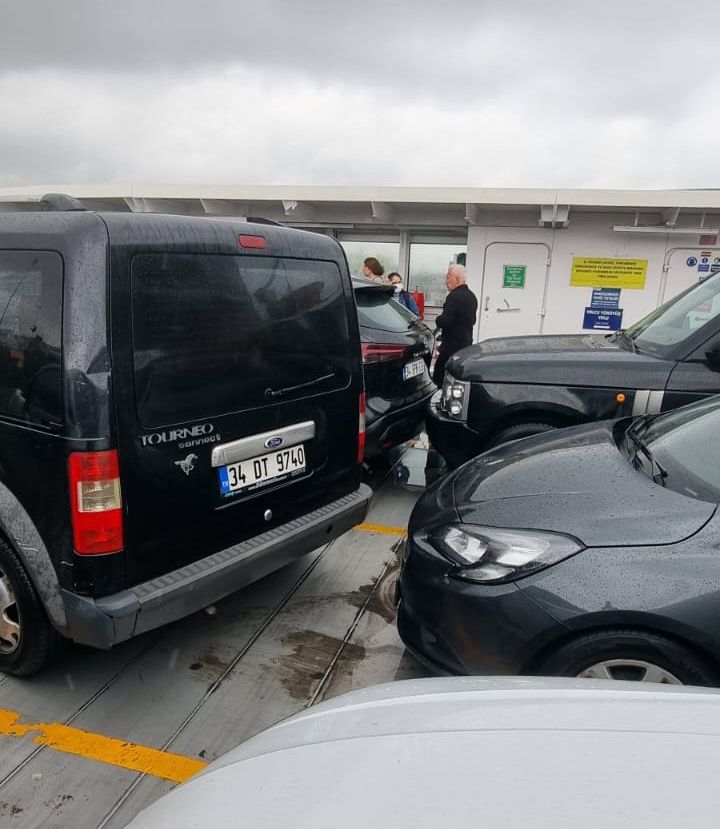 Yenikapı-Yalova vapurunda korku dolu anlar: Dev dalgalar araçların camını kırdı - 3. Resim