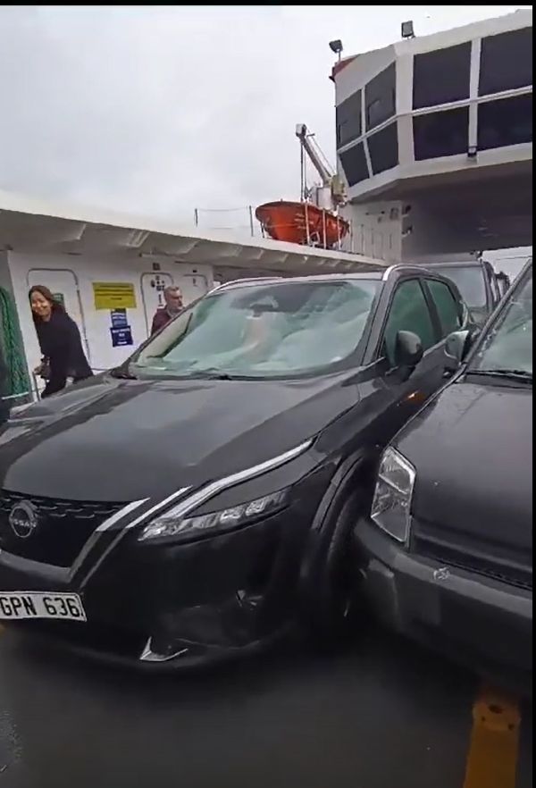 Yenikapı-Yalova vapurunda korku dolu anlar: Dev dalgalar araçların camını kırdı - 2. Resim