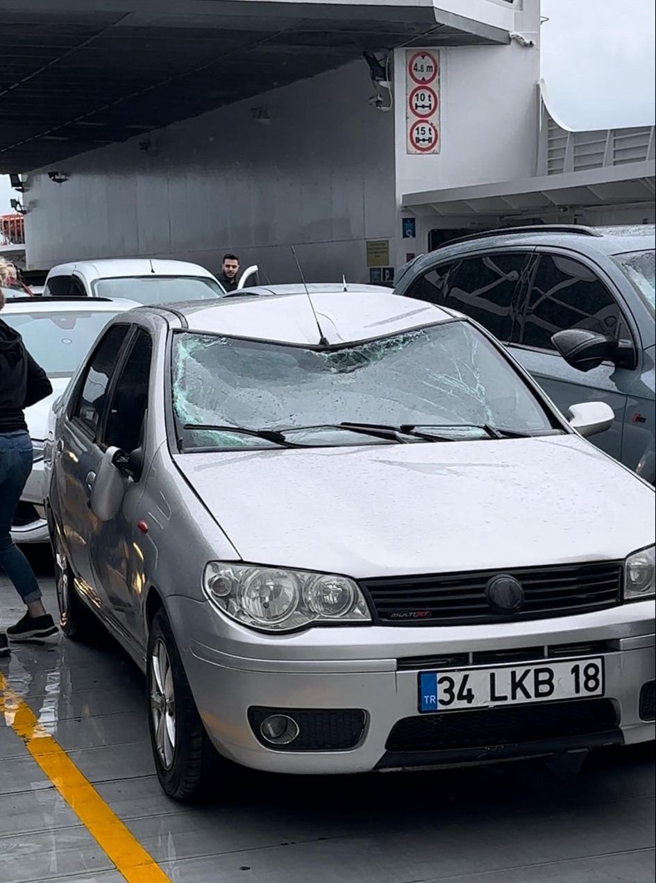 Yenikapı-Yalova vapurunda korku dolu anlar: Dev dalgalar araçların camını kırdı - 1. Resim