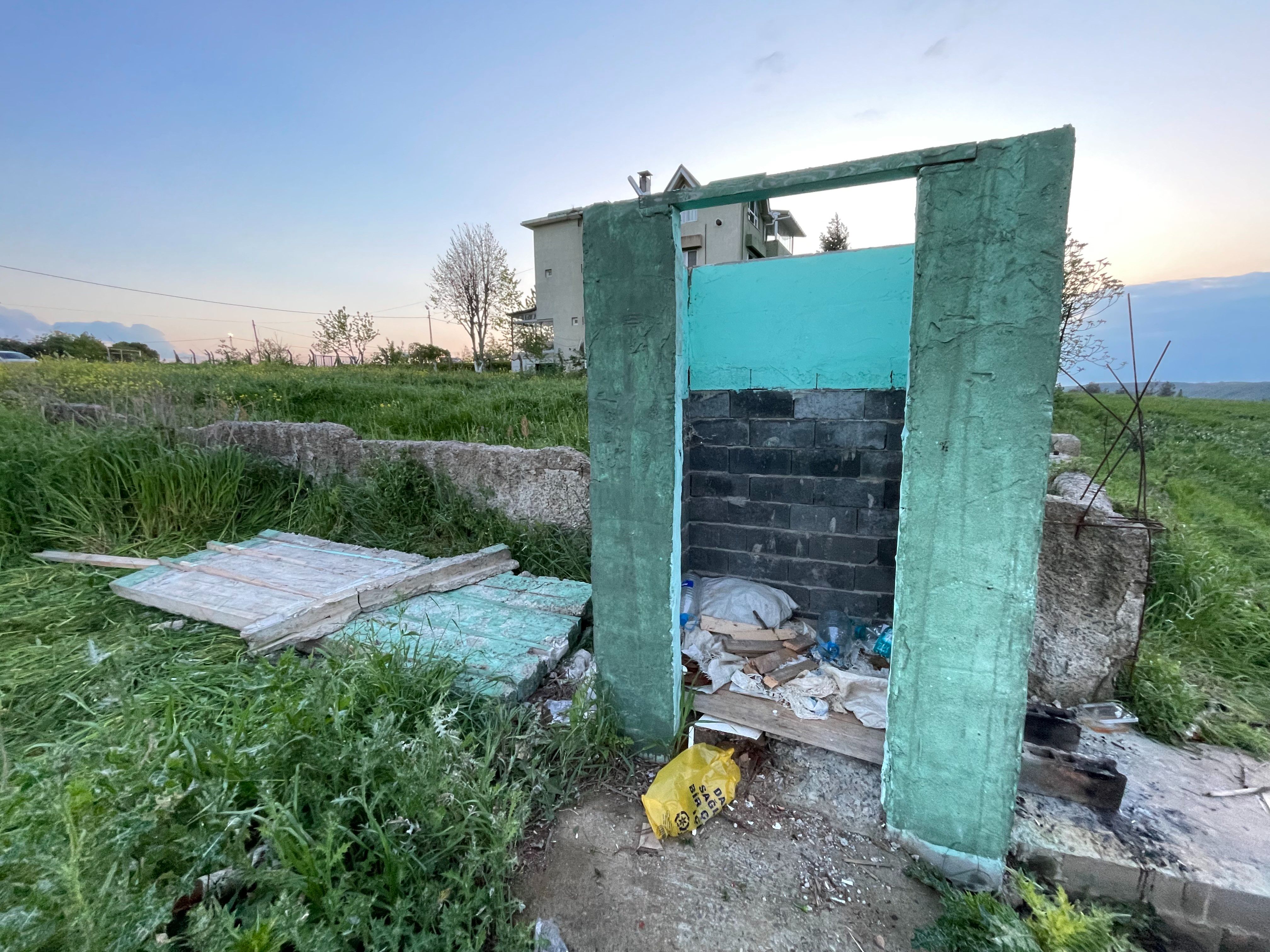 Başakşehir'de piknik yapan gençlerin üzerine beton düştü - 1. Resim