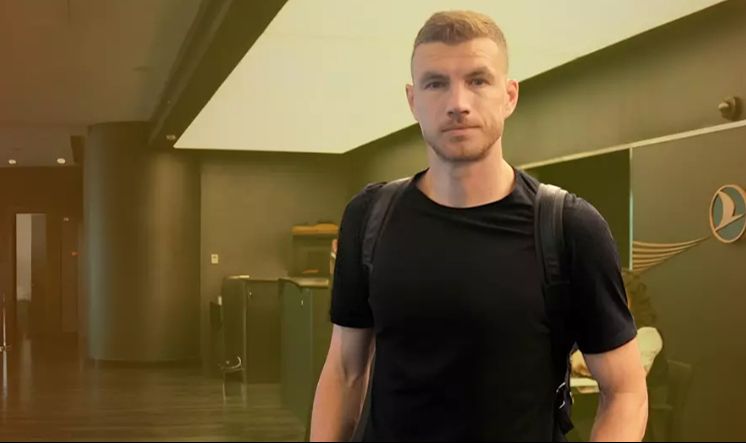 Geldiği gibi gidiyor! Edin Dzeko Fenerbahçe'ye veda ediyor! Yeni adresini böyle duyurdular Geldiği gibi gidiyor! Edin Dzeko Fenerbahçe'ye veda ediyor! Yeni adresini böyle duyurdular - 1. Resim