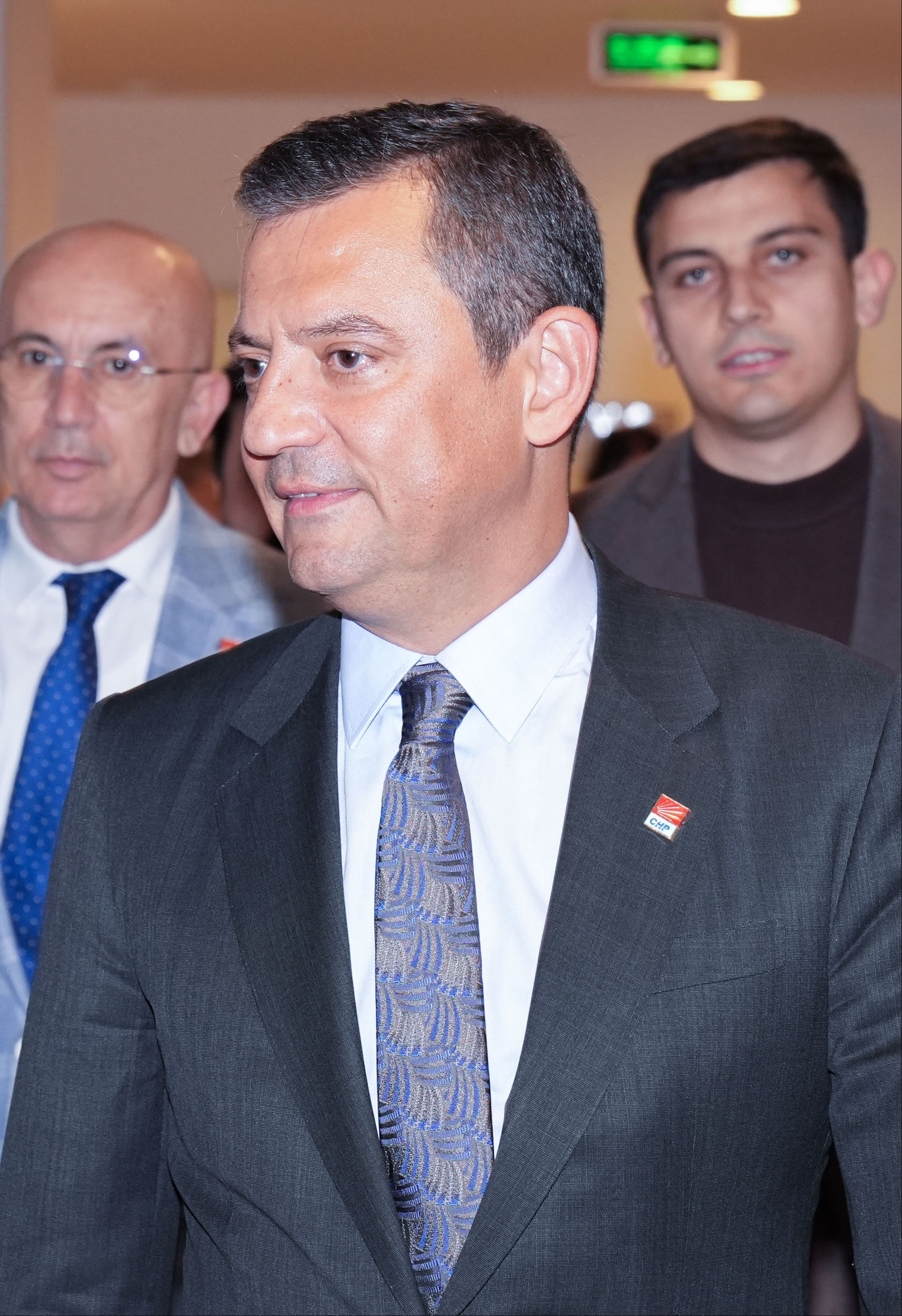 Saçlarını boyatıp estetik yaptırdı mı? Özgür Özel'den çok konuşulan iddialara cevap Özgür Özel saçlarını boyatıp estetik yaptırdı mı? Merak edilenleri cevapladı - 4. Resim