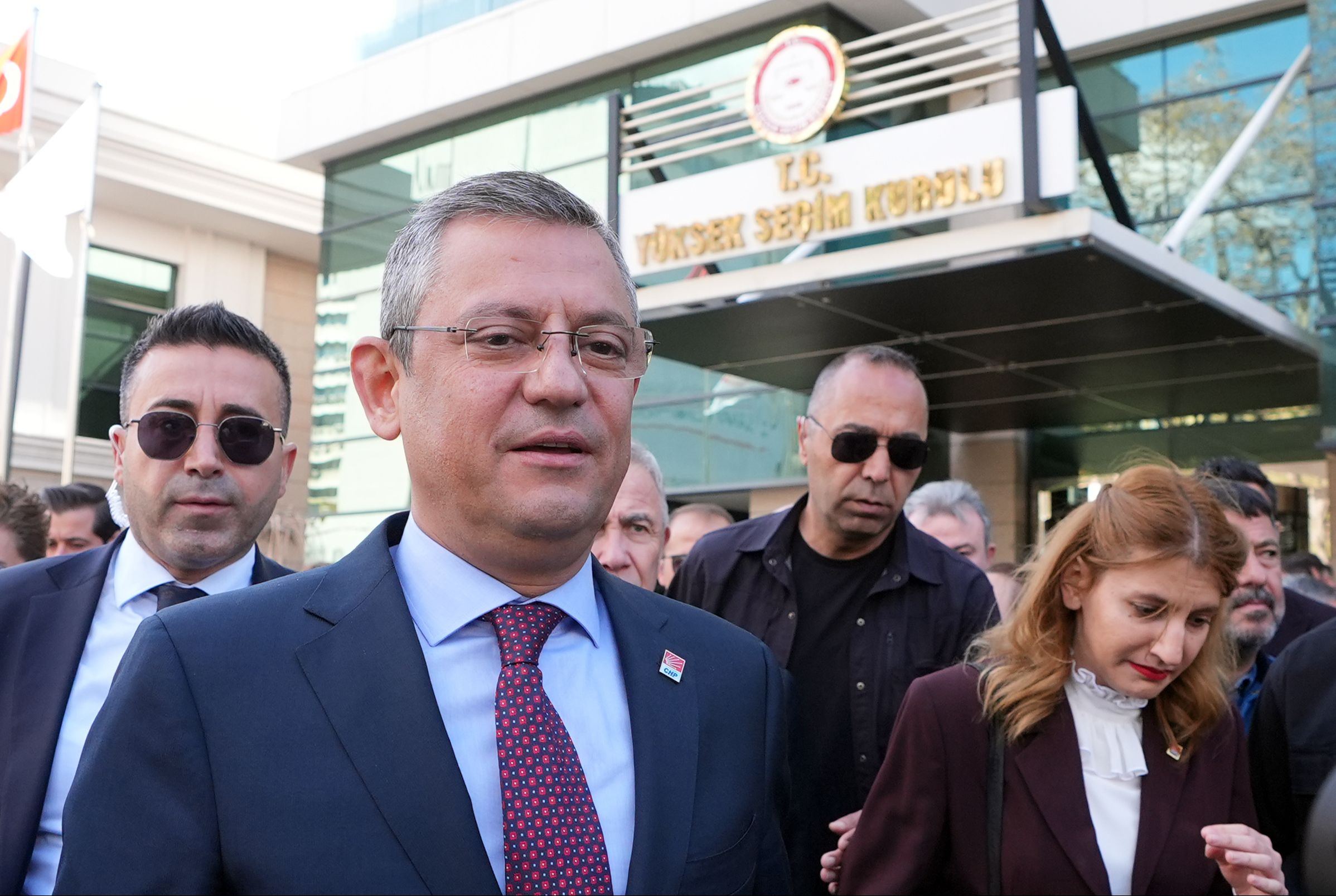 Saçlarını boyatıp estetik yaptırdı mı? Özgür Özel'den çok konuşulan iddialara cevap Özgür Özel saçlarını boyatıp estetik yaptırdı mı? Merak edilenleri cevapladı - 1. Resim