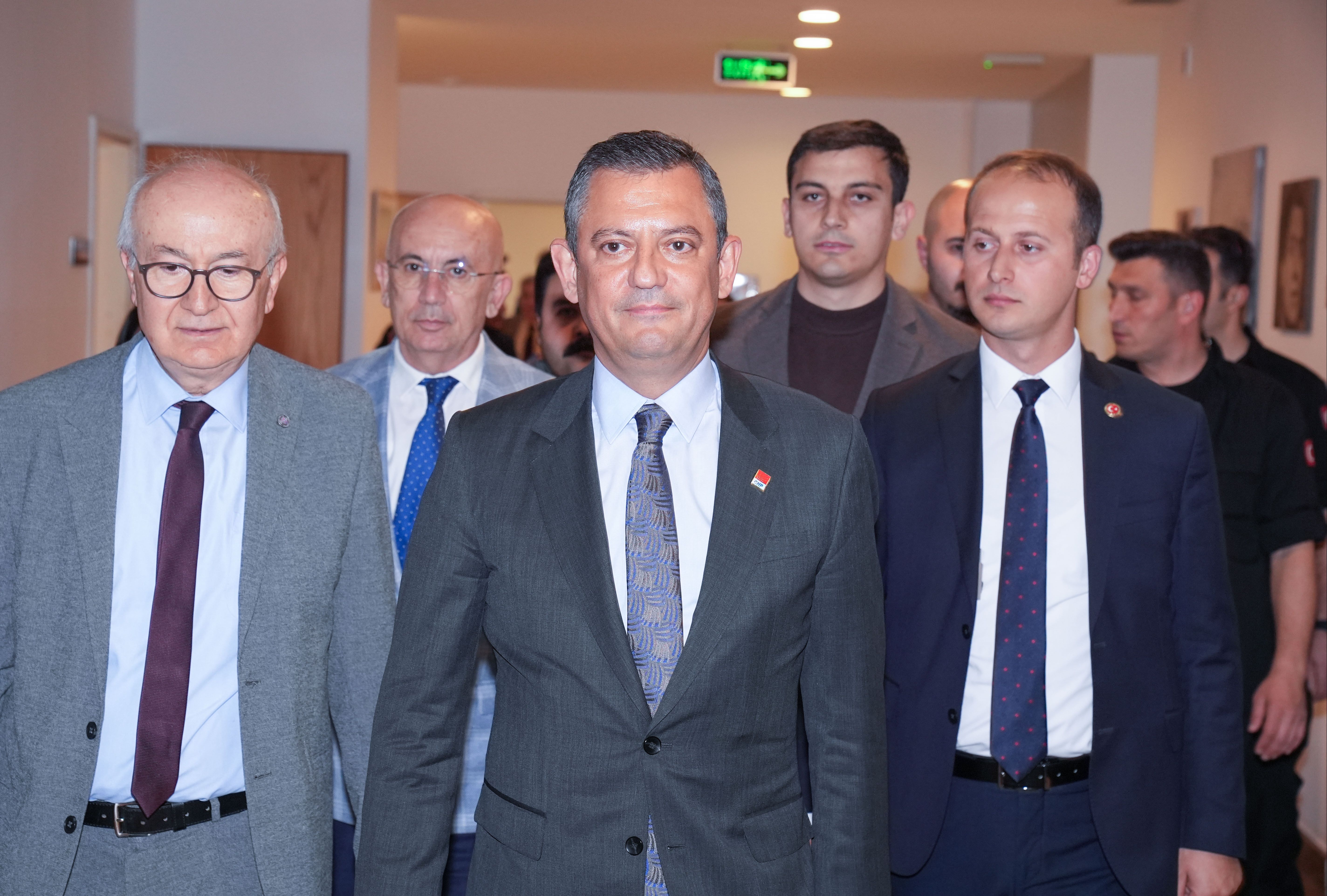 Saçlarını boyatıp estetik yaptırdı mı? Özgür Özel'den çok konuşulan iddialara cevap Özgür Özel saçlarını boyatıp estetik yaptırdı mı? Merak edilenleri cevapladı - 2. Resim