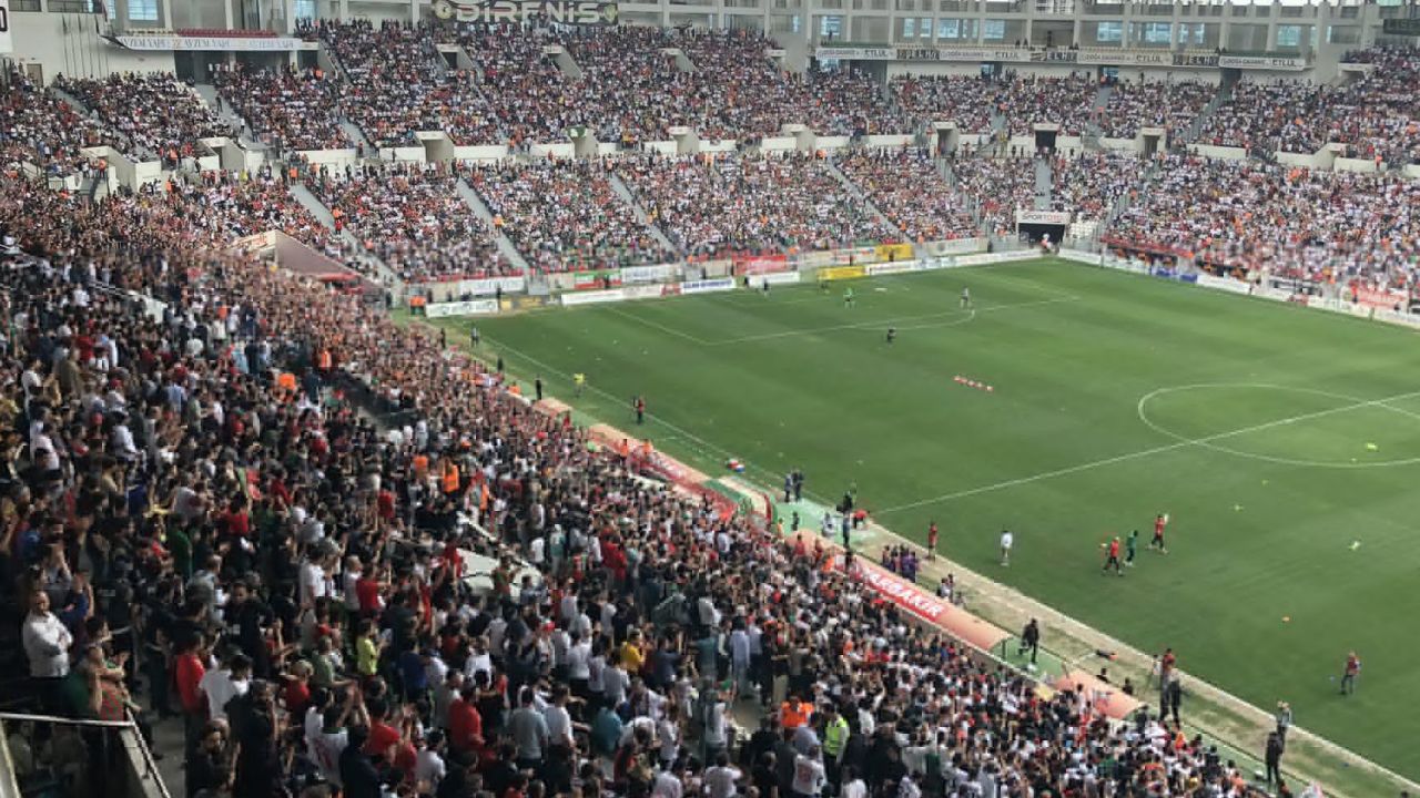 Şampiyonluk maçında 14 gözaltı! Emniyet tarihi maça özel önlem aldı Şampiyonluk maçında 14 gözaltı! Emniyet tarihi maça özel önlem aldı - 1. Resim