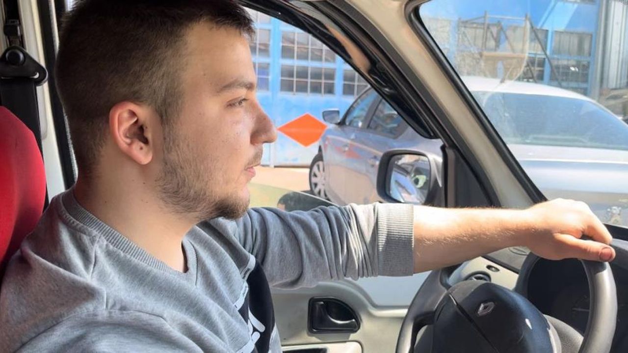 Seyir halinde şaşkına çeviren olay! Aracın ön camına şahin konunca... Seyir halinde şaşkına çeviren olay! Aracın ön camına şahin konunca... - 1. Resim