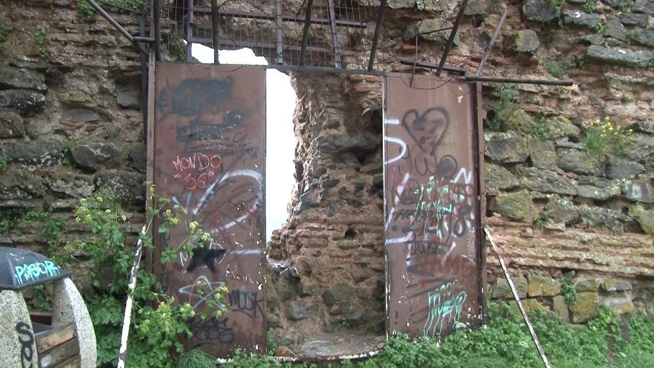 Yoros Kalesi'nde restorasyon bilmecesi: Çökecek hale geldi - 3. Resim