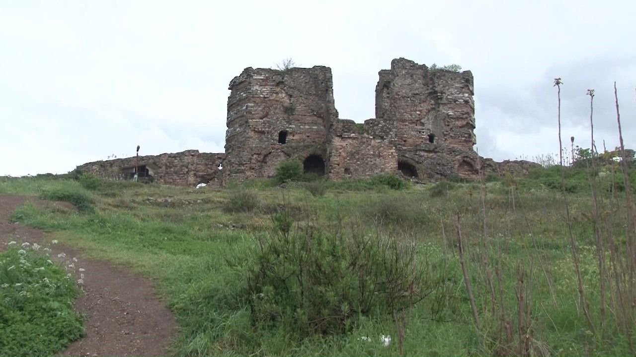 Yoros Kalesi'nde restorasyon bilmecesi: Çökecek hale geldi - 1. Resim
