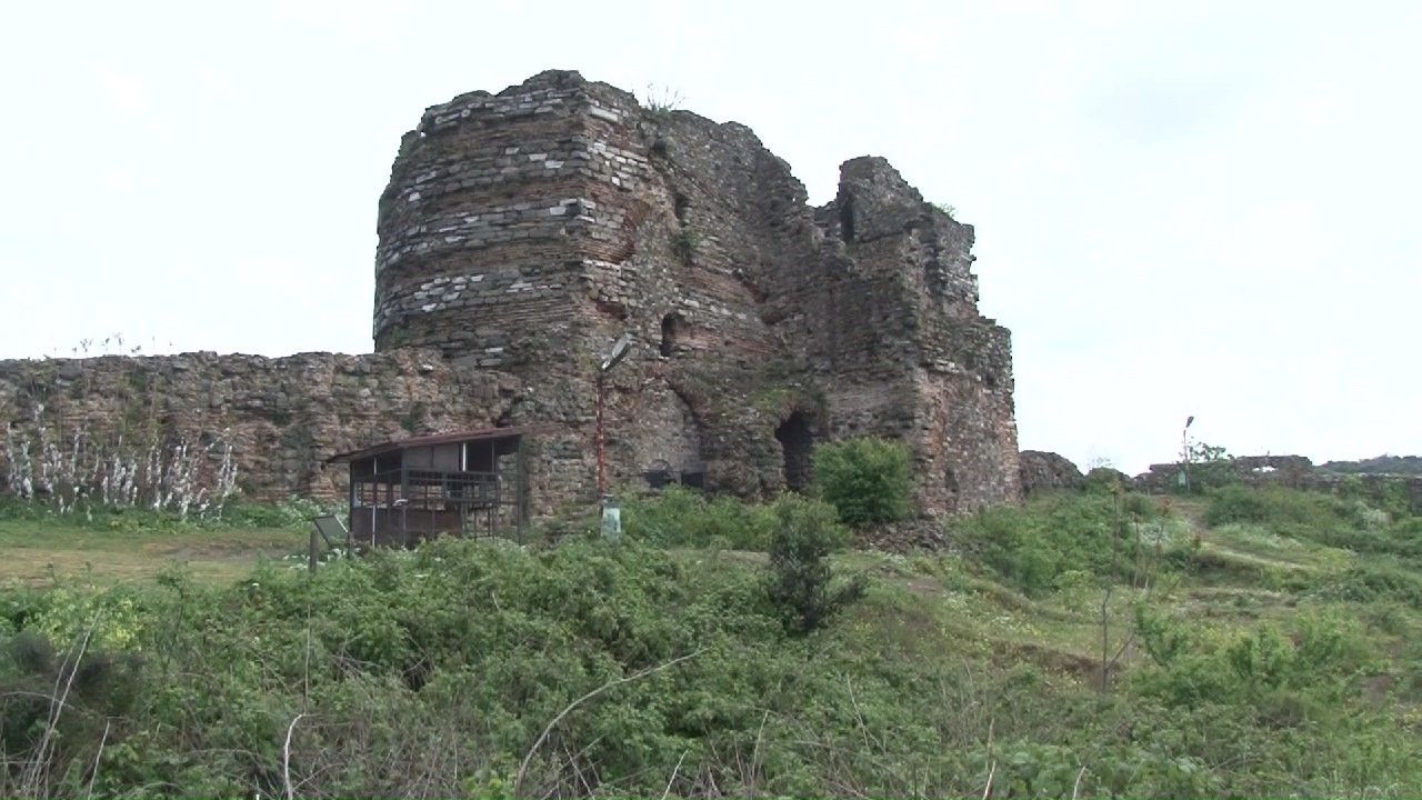 Yoros Kalesi'nde restorasyon bilmecesi: Çökecek hale geldi - 2. Resim