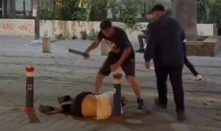 7 kişi bir olup öldüresiye dövdüler! Korku dolu anlar... - 1. Resim