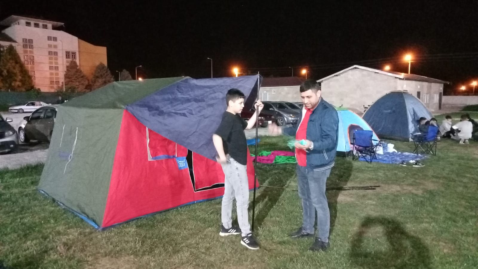 Beşik gibi sallanan Tokat'ta vatandaşlar geceyi dışarda geçiriyor Beşik gibi sallanan Tokat'ta vatandaşlar geceyi dışarda geçiriyor - 1. Resim