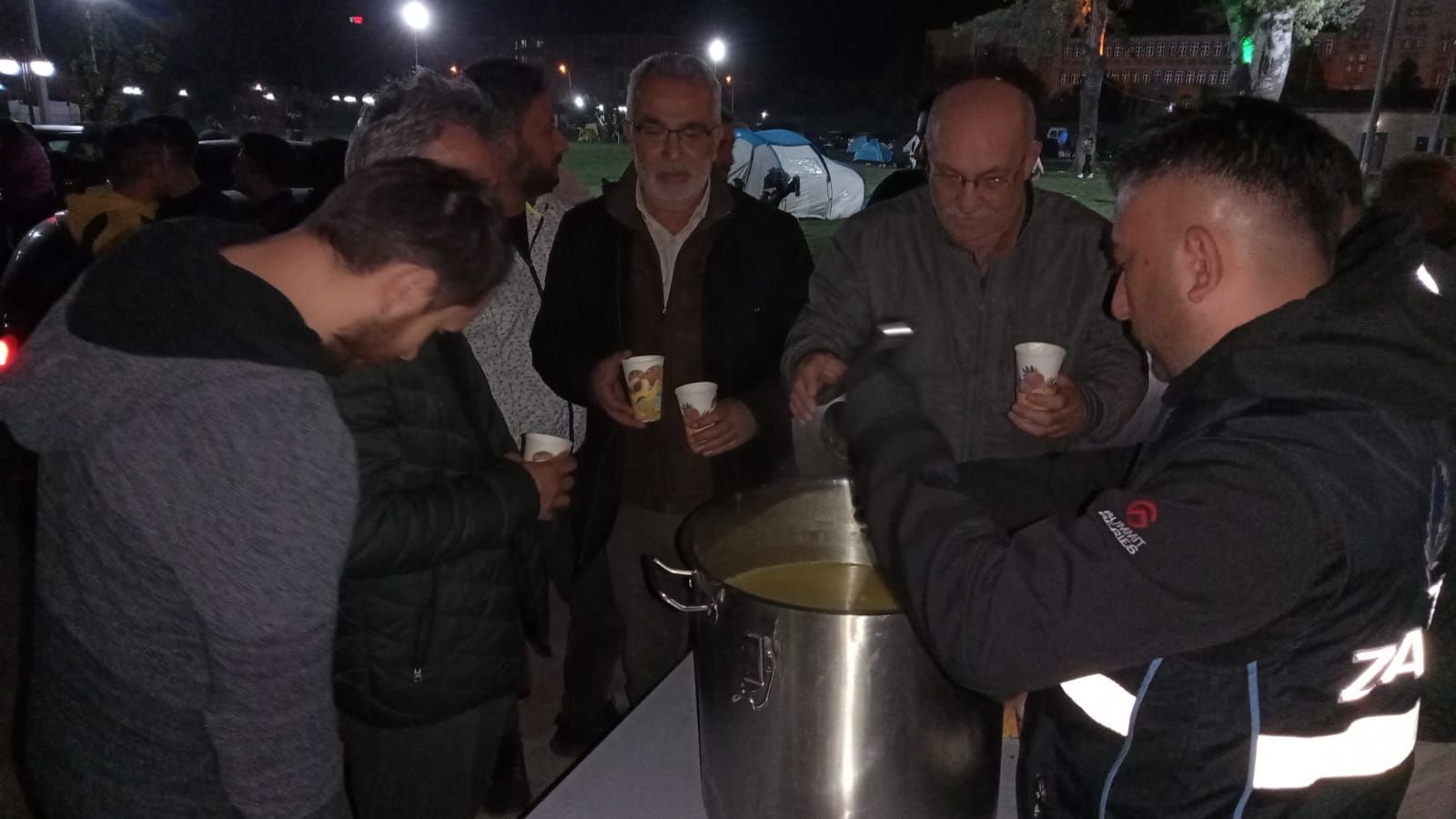 Beşik gibi sallanan Tokat'ta vatandaşlar geceyi dışarda geçiriyor Beşik gibi sallanan Tokat'ta vatandaşlar geceyi dışarda geçiriyor - 2. Resim