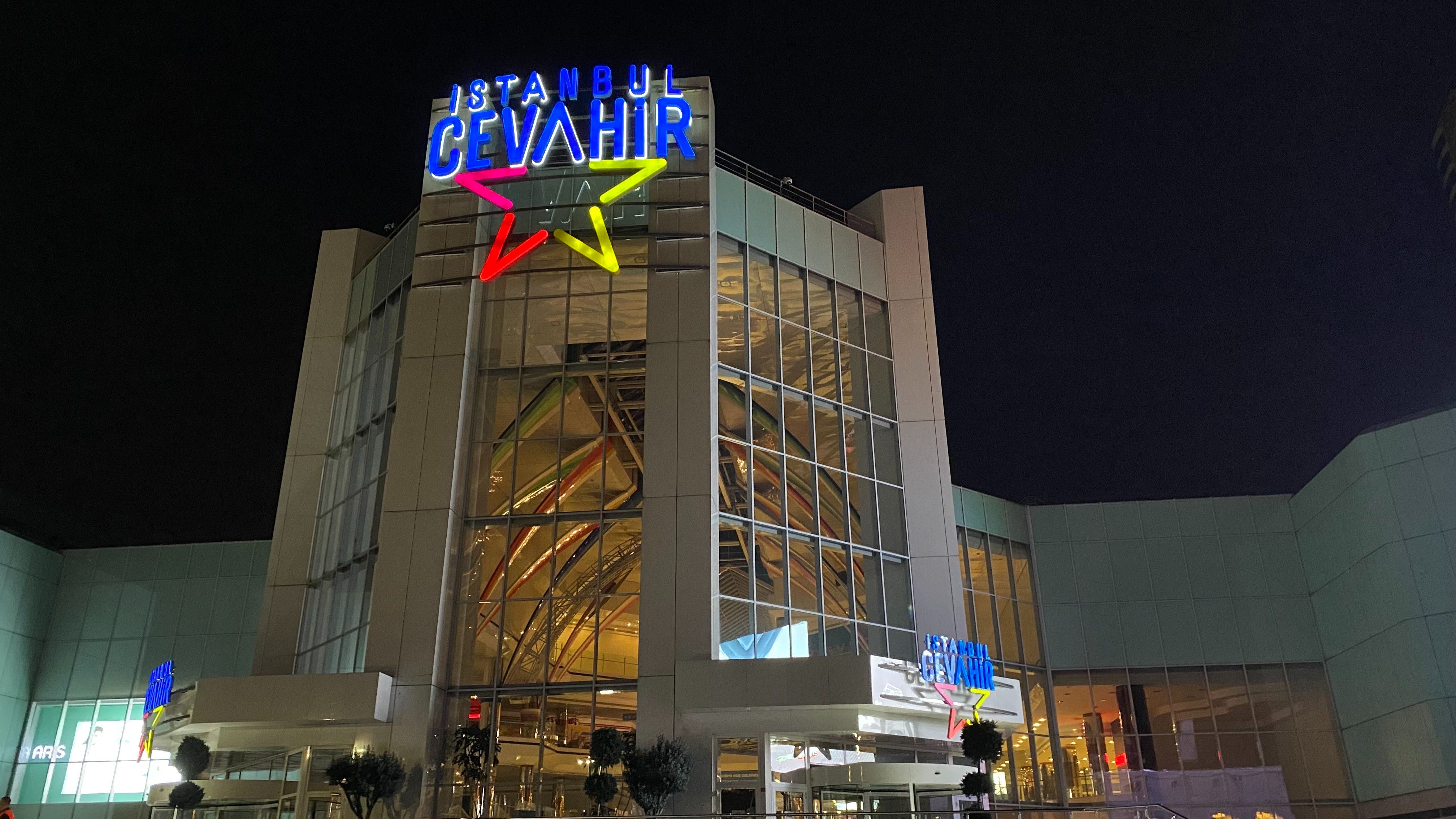 Cevahir AVM'de 1 haftada ikinci intihar vakası! Genç kadın 5. kattan atladı Cevahir AVM'de 1 haftada ikinci intihar vakası! Genç kadın 5. kattan atladı - 2. Resim