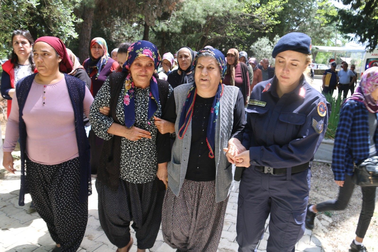 Jandarma astsubayın cenazesinde yürek yakan detay! 'Beni buraya gömün' diyerek mezar yerini göstermiş Jandarma astsubayın cenazesinde yürek yakan detay! 'Beni buraya gömün' diyerek mezar yerini göstermiş - 1. Resim