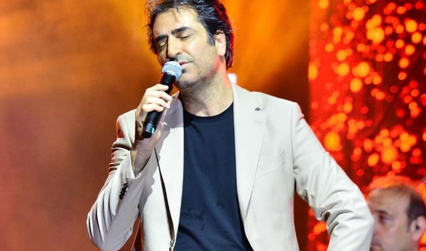 Mahsun Kırmızıgül 'Dinle' şarkısının 23 Nisan etkinliklerinde yasaklandığını duyunca tepki gösterdi Mahsun Kırmızıgül 'Dinle' şarkısının 23 Nisan etkinliklerinde yasaklandığını duyunca tepki gösterdi - 1. Resim