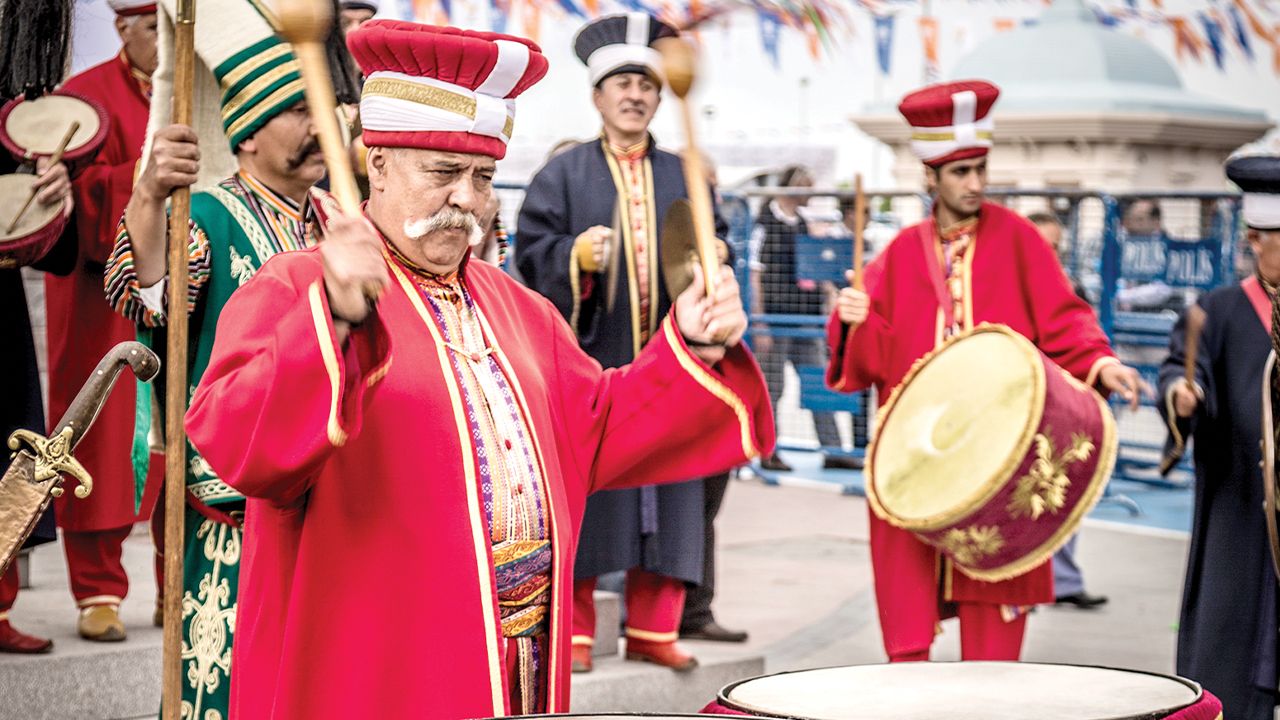 Mehtere Hollywood üslubu! Osmanlı askerî marşları senfonik oldu - 1. Resim