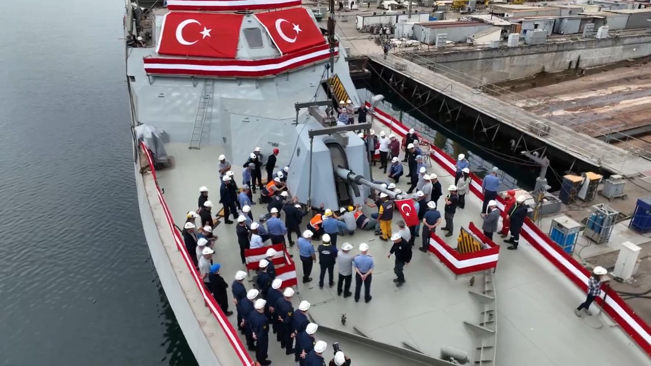 MKE’nin geliştirdiği Millî Deniz Topu, TCG AKHİSAR’a monte edildi! MKE’nin geliştirdiği Millî Deniz Topu, TCG AKHİSAR’a monte edildi! - 1. Resim