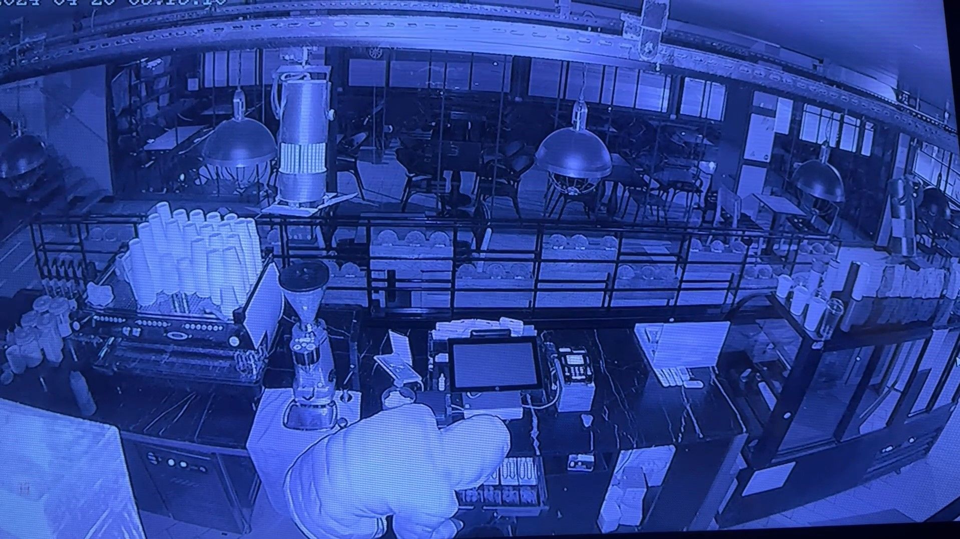 Pişkin hırsız kameraları unuttu: İki gün üst üste aynı kafeye girdi Pişkin hırsız kameraları unuttu: İki gün üst üste aynı kafeye girdi - 1. Resim