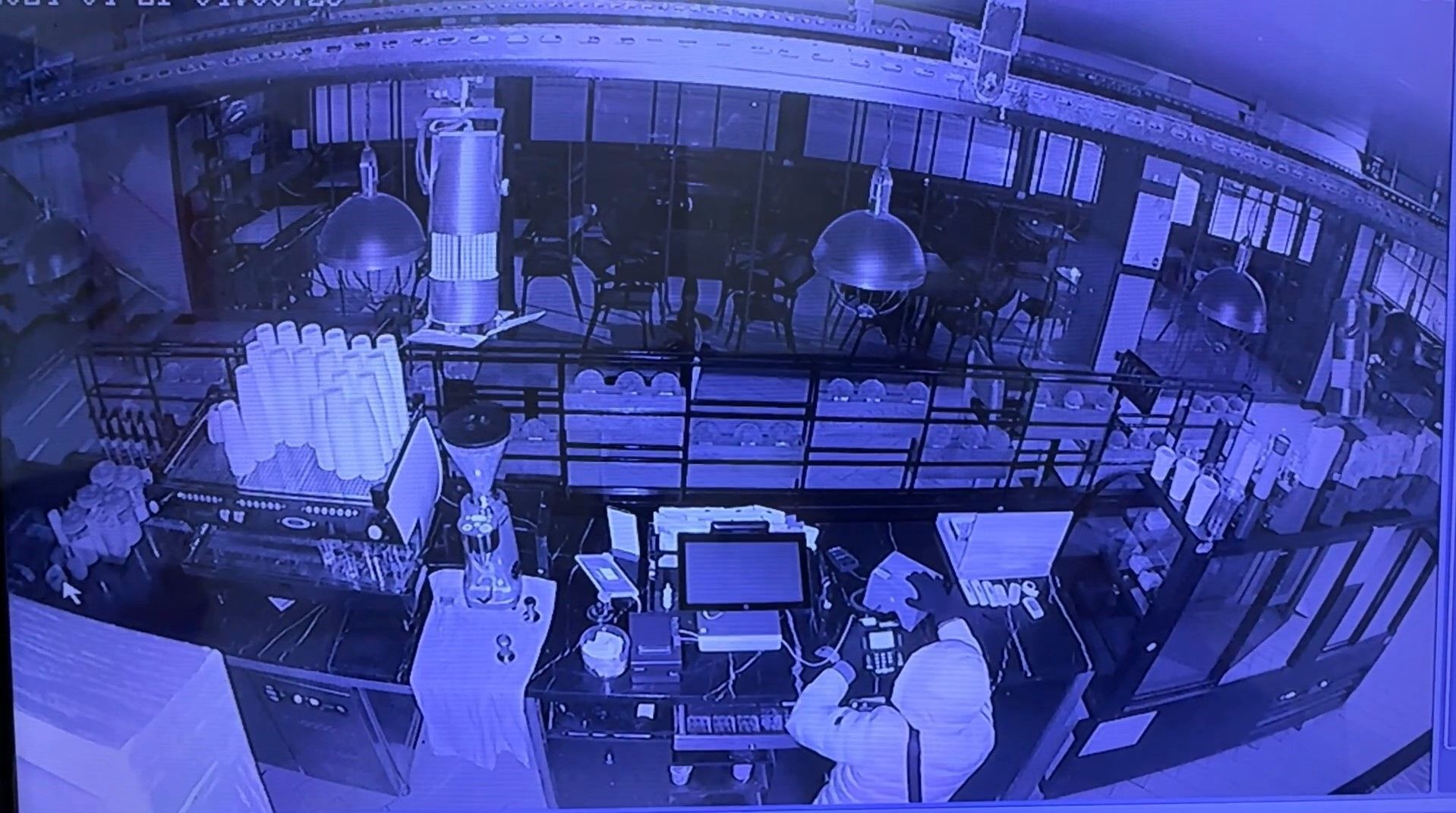 Pişkin hırsız kameraları unuttu: İki gün üst üste aynı kafeye girdi Pişkin hırsız kameraları unuttu: İki gün üst üste aynı kafeye girdi - 2. Resim