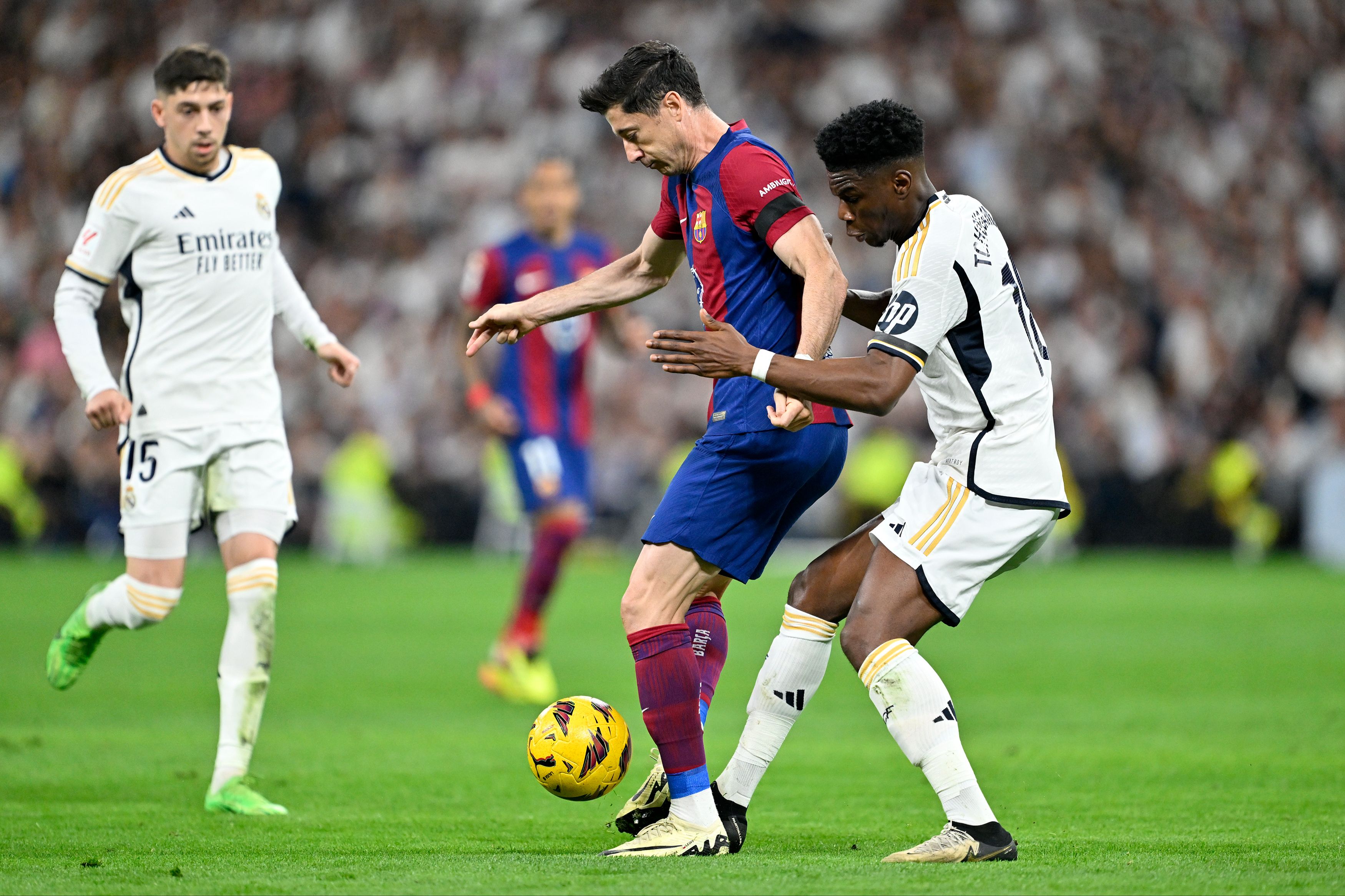 Real Madrid, El Clasico'yu geriden gelerek kazandı! Arda Güler ve arkadaşları Barcelona'yı 90+1'de yıktı Real Madrid, El Clasico'yu geriden gelerek kazandı! Arda Güler ve arkadaşları Barcelona'yı 90+1'de yıktı - 1. Resim