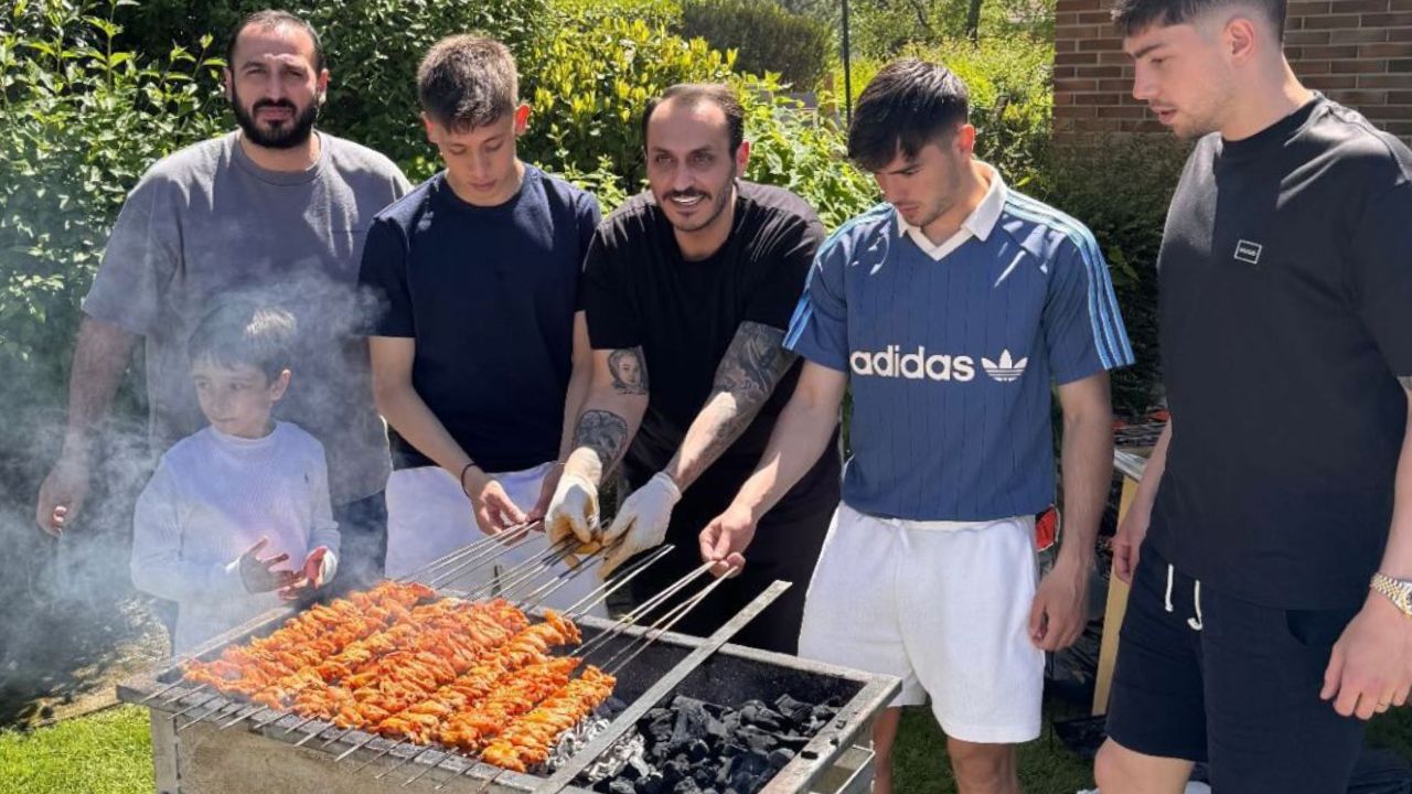 Real Madridli futbolcular Türk halayı çekti! Arda Güler takım arkadaşlarına mangal partisi verdi Real Madridli futbolcular Türk halayı çekti! Arda Güler takım arkadaşlarına mangal partisi verdi - 1. Resim