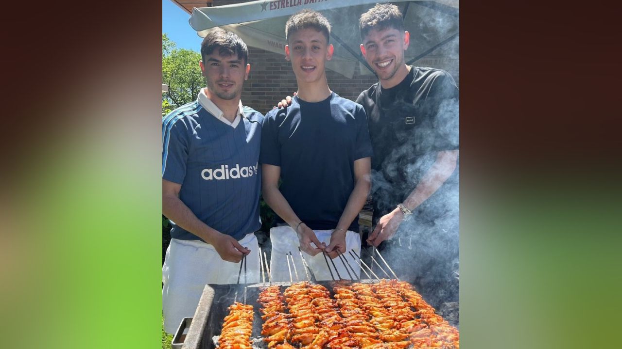 Real Madridli futbolcular Türk halayı çekti! Arda Güler takım arkadaşlarına mangal partisi verdi Real Madridli futbolcular Türk halayı çekti! Arda Güler takım arkadaşlarına mangal partisi verdi - 2. Resim