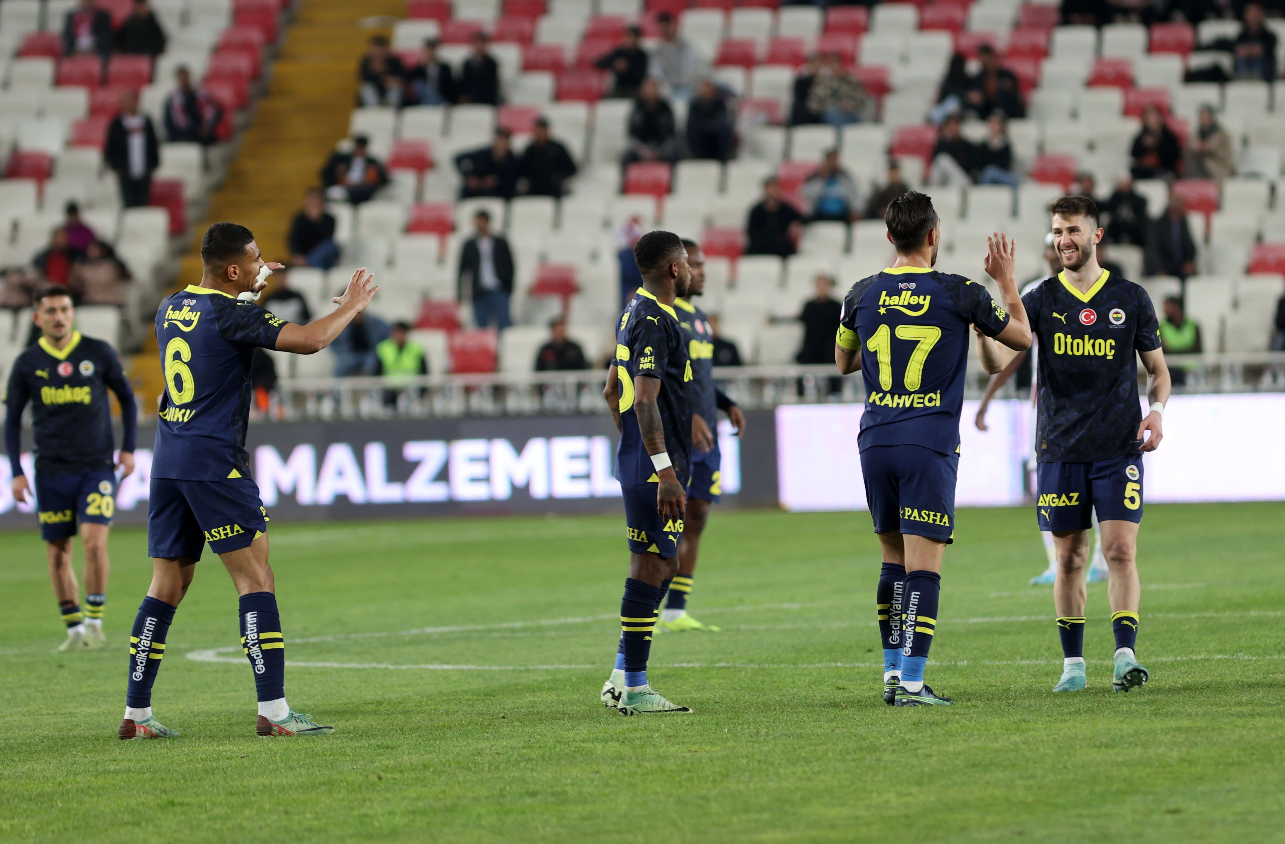 Şampiyonluk yarışında Fenerbahçe'ye ağır darbe! Galatasaray ile puan farkı 4 oldu - 2. Resim