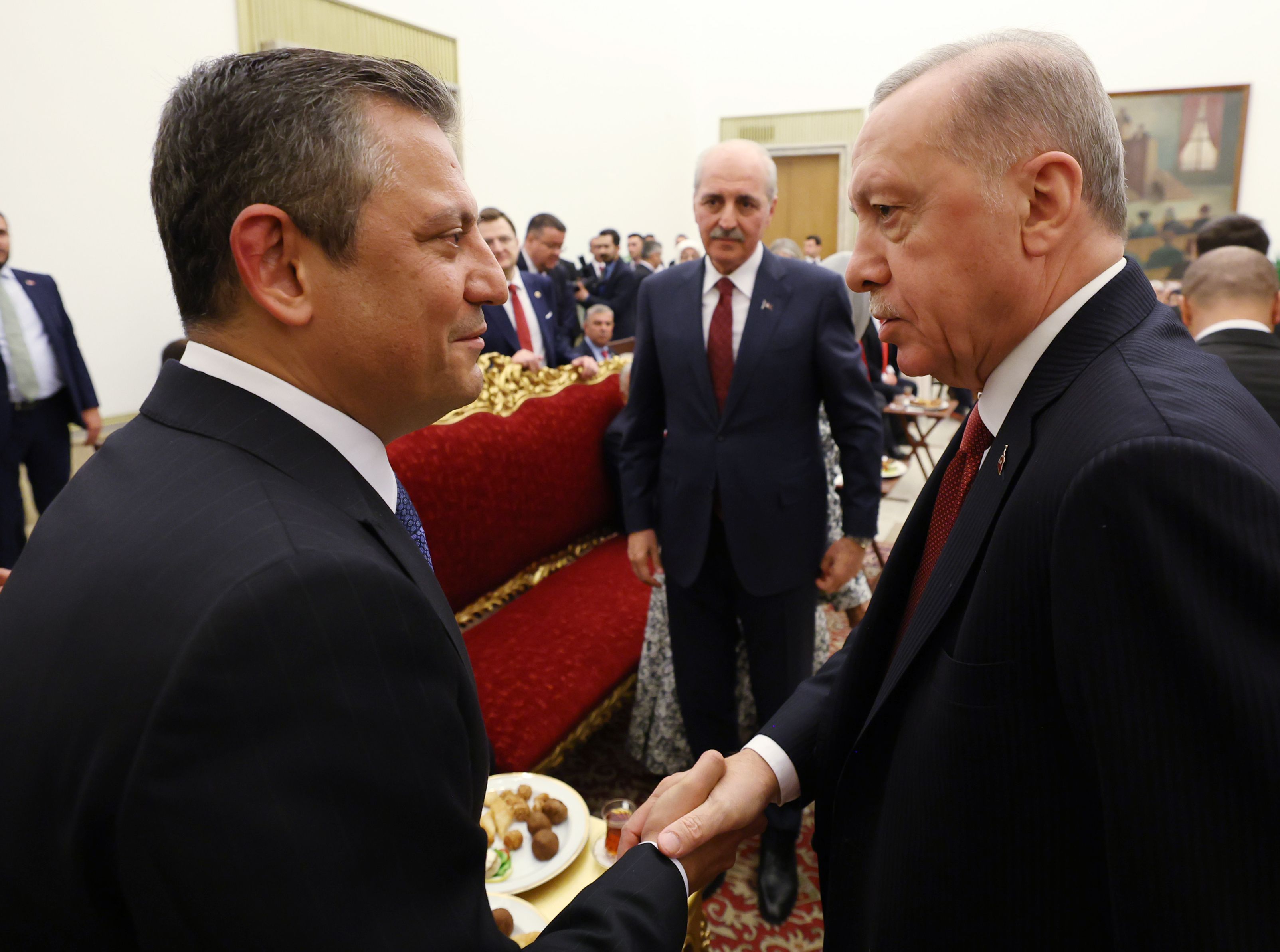 Cumhurbaşkanı Erdoğan CHP lideri Özgür Özel ile TBMM'de bir araya geldi Cumhurbaşkanı Erdoğan CHP lideri Özgür Özel ile TBMM'de bir araya geldi - 4. Resim