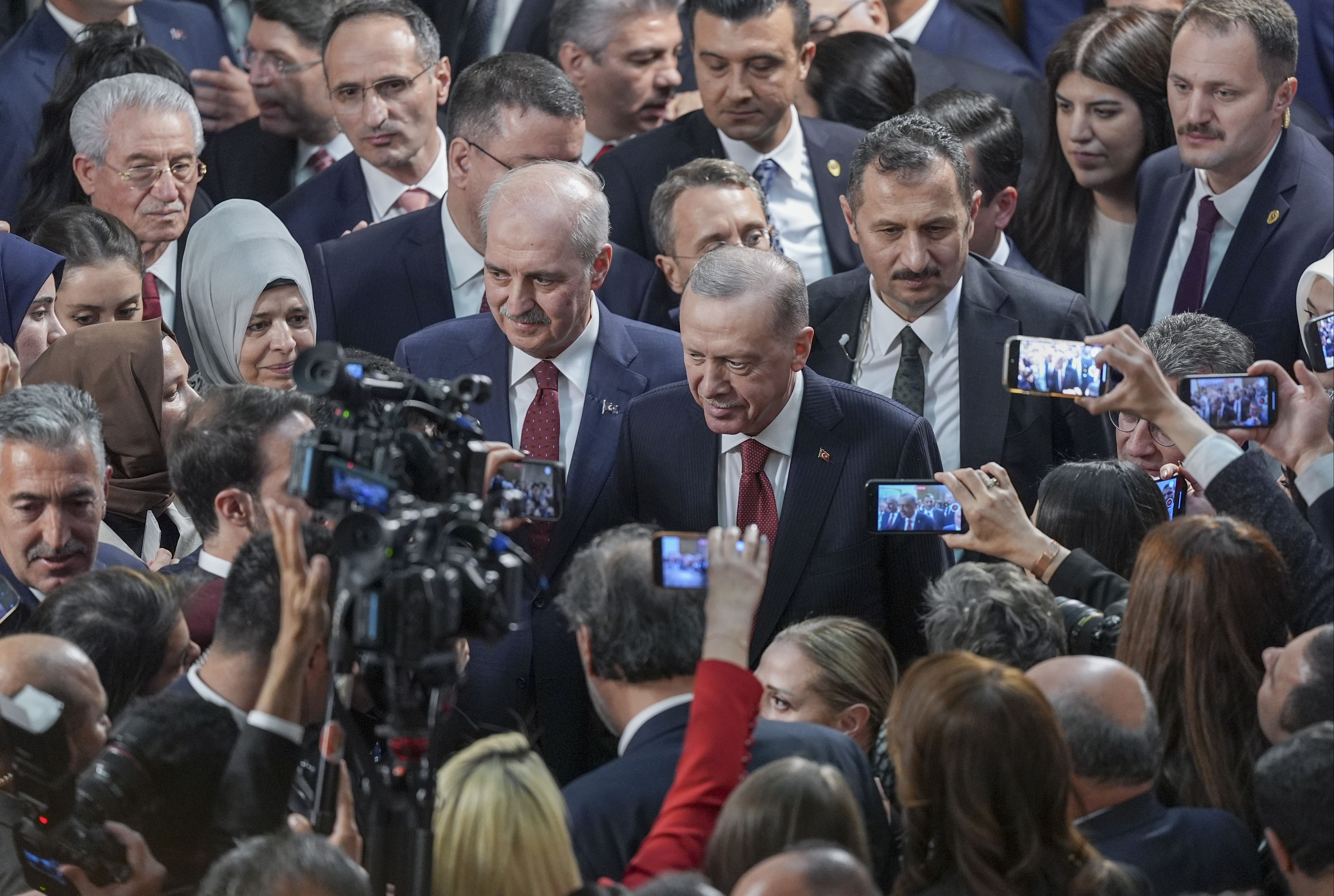 Cumhurbaşkanı Erdoğan CHP lideri Özgür Özel ile TBMM'de bir araya geldi Cumhurbaşkanı Erdoğan CHP lideri Özgür Özel ile TBMM'de bir araya geldi - 3. Resim