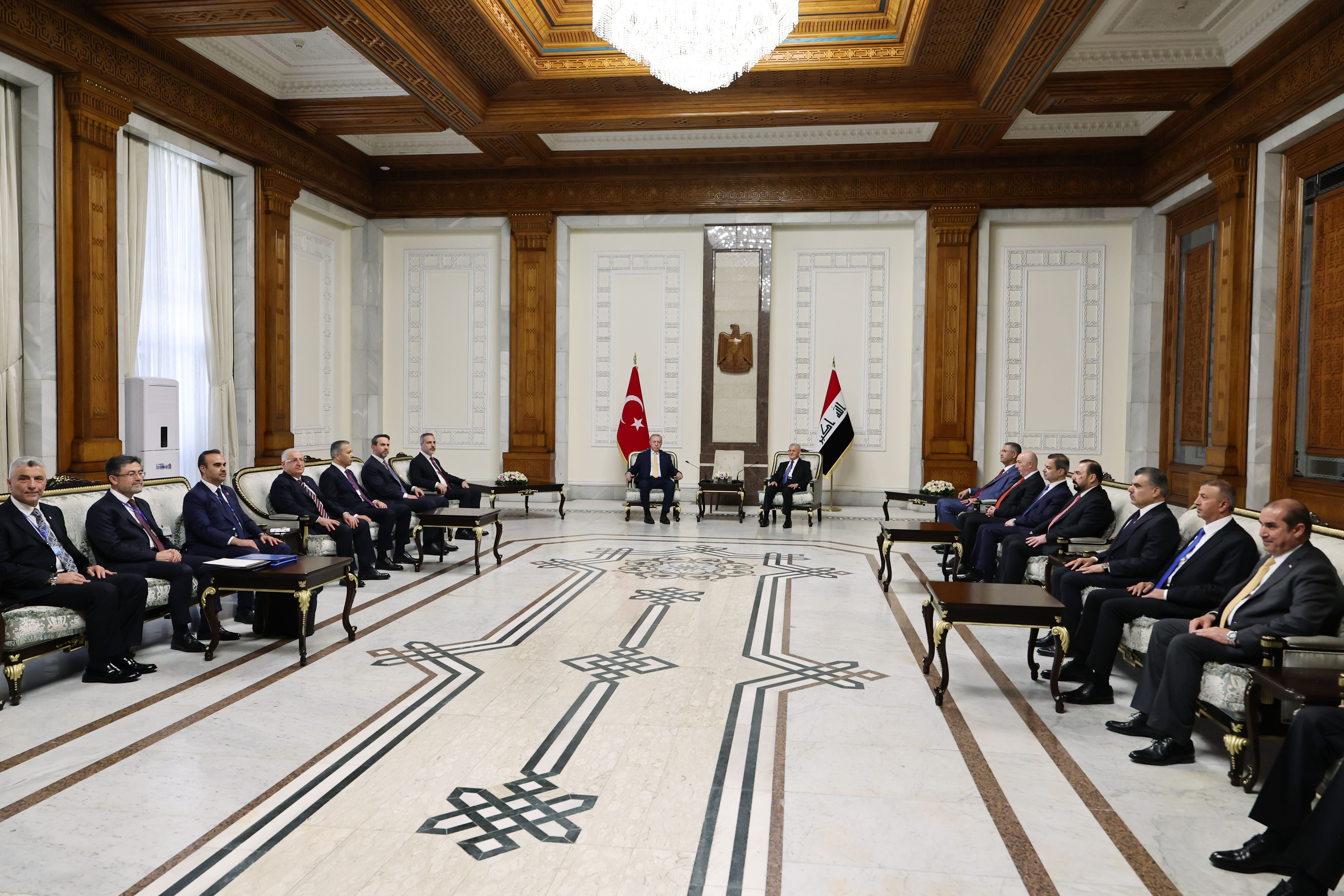 Cumhurbaşkanı Erdoğan'dan Irak dönüşü sert mesaj: Terörü öyle ya da böyle bitireceğiz, kararlıyız Cumhurbaşkanı Erdoğan'dan Irak dönüşü sert mesaj: Terör öyle ya da böyle bitireceğiz, kararlıyız - 1. Resim