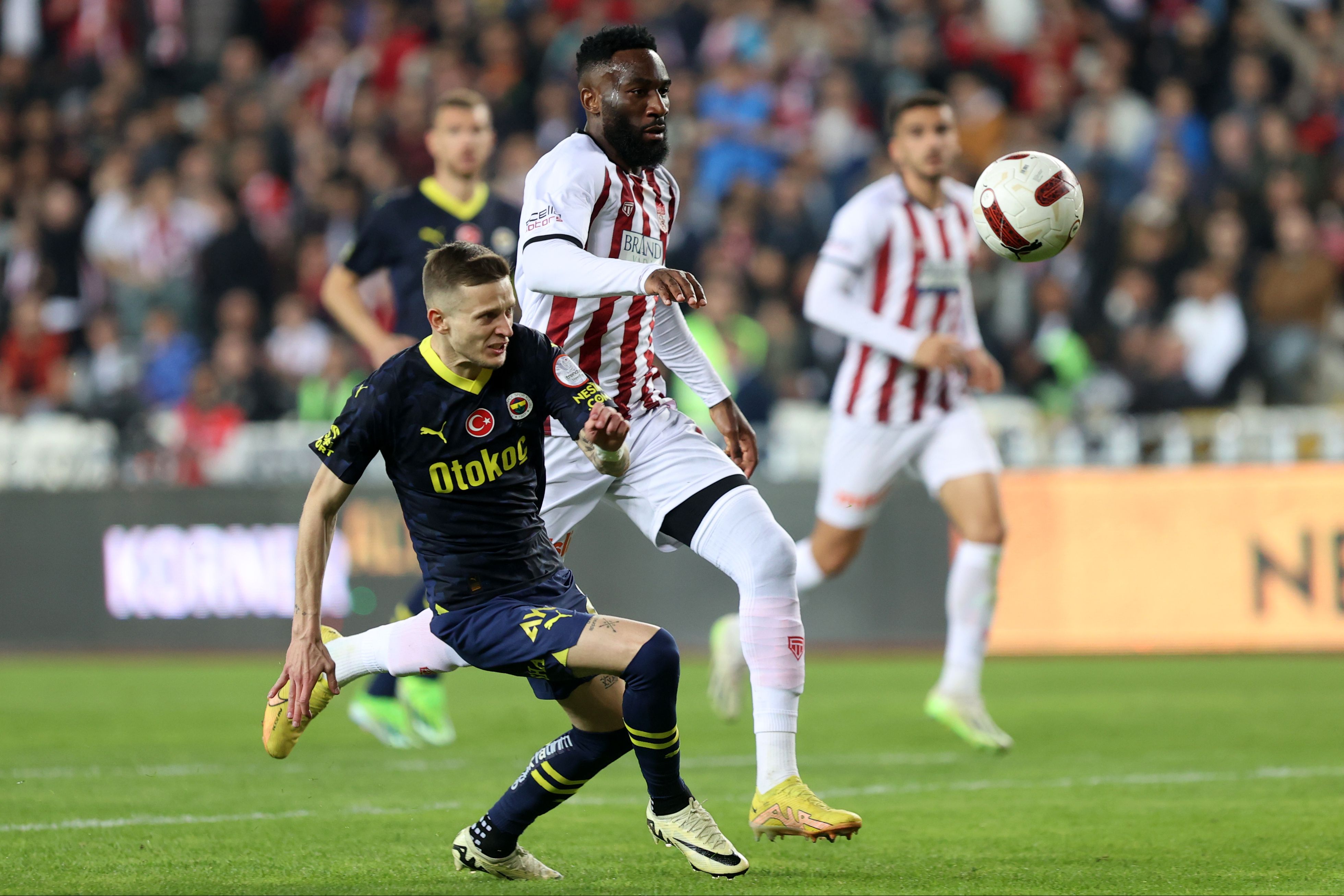 F.bahçe deplasmanda Sivasspor’la yenişemedi, yarışta büyük bir yara aldı F.bahçe deplasmanda Sivasspor’la yenişemedi, yarışta büyük bir yara aldı - 2. Resim