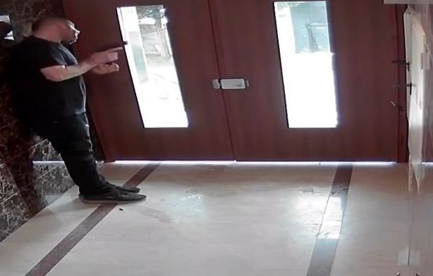 Halüsinasyon gören adamın kendi kendine çatıştığı anlar kamerada - 1. Resim