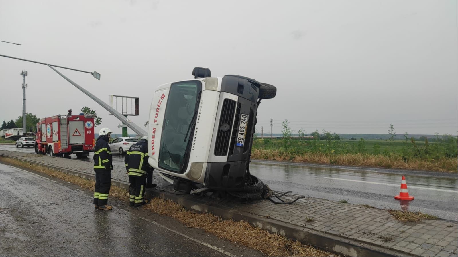 İşçileri taşıyan fabrika servisi devrildi, çok sayıda yaralı var - 3. Resim