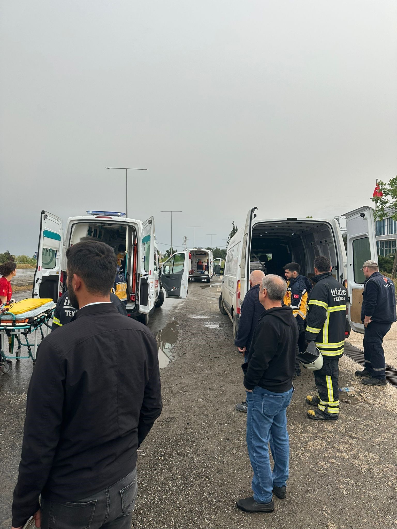 İşçileri taşıyan fabrika servisi devrildi, çok sayıda yaralı var - 2. Resim