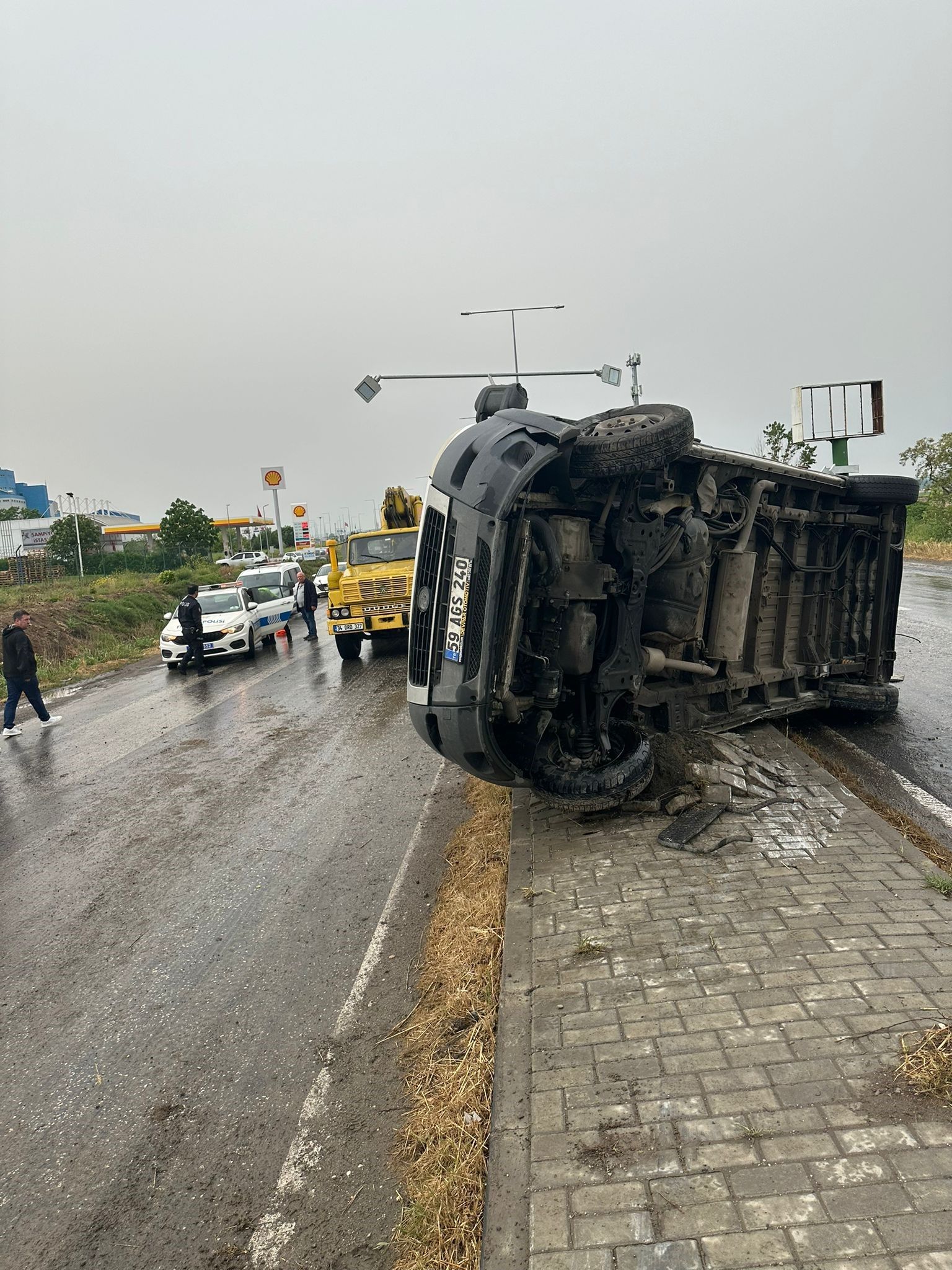İşçileri taşıyan fabrika servisi devrildi, çok sayıda yaralı var - 1. Resim