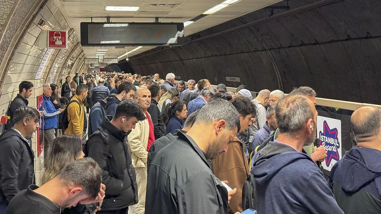 24 Nisan M5 Üsküdar-Samandıra metro hattında yolcusuz iki trenin teması sonucu yaşanan arıza henüz düzelmedi M5 Üsküdar-Samandıra metro hattındaki teknik arıza henüz düzelmedi - 1. Resim