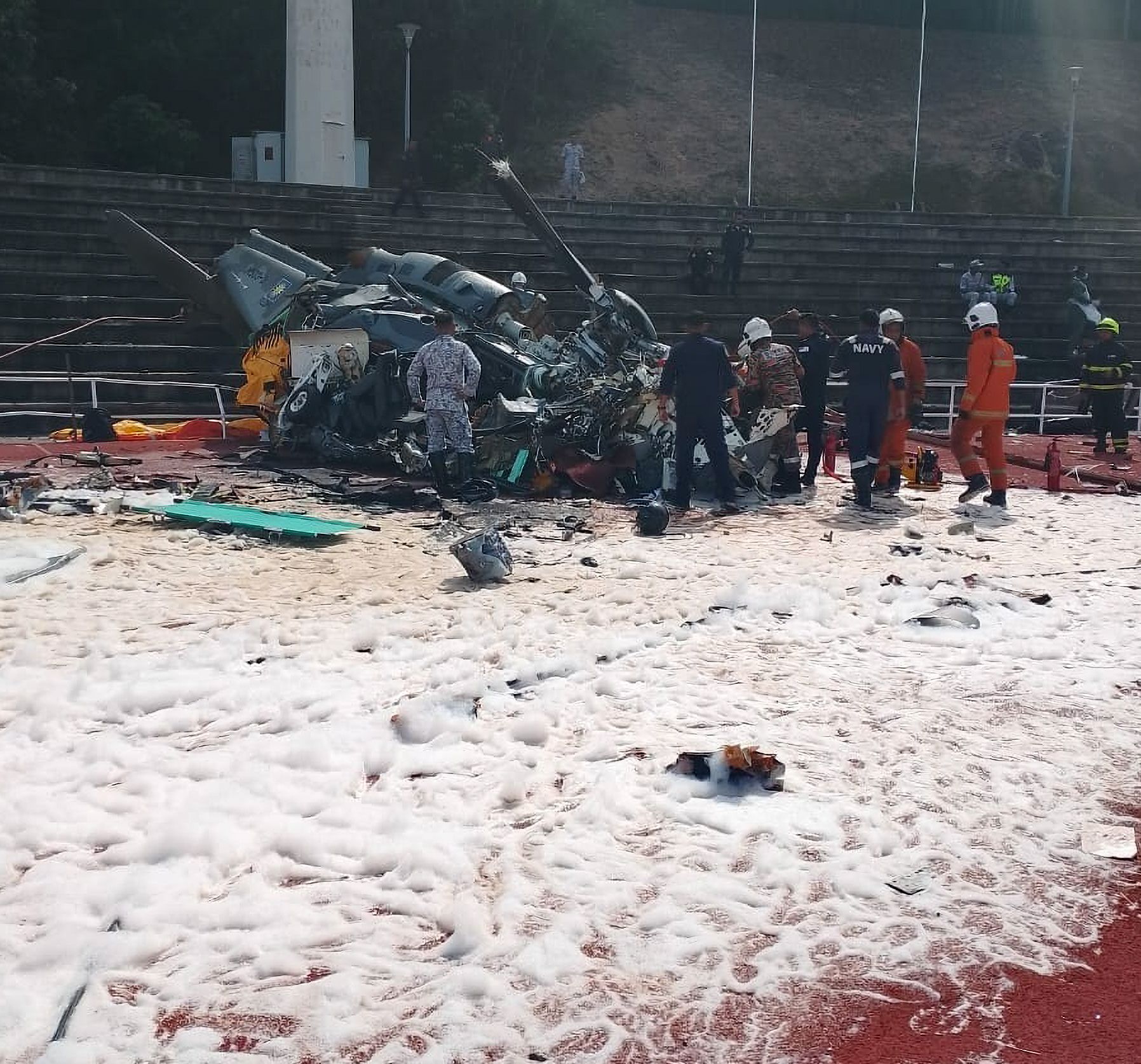 Malezya'da 2 askeri helikopter çarpıştı, 10 kişi öldü Malezya'da 2 askeri helikopter çarpıştı, 10 kişi öldü - 2. Resim