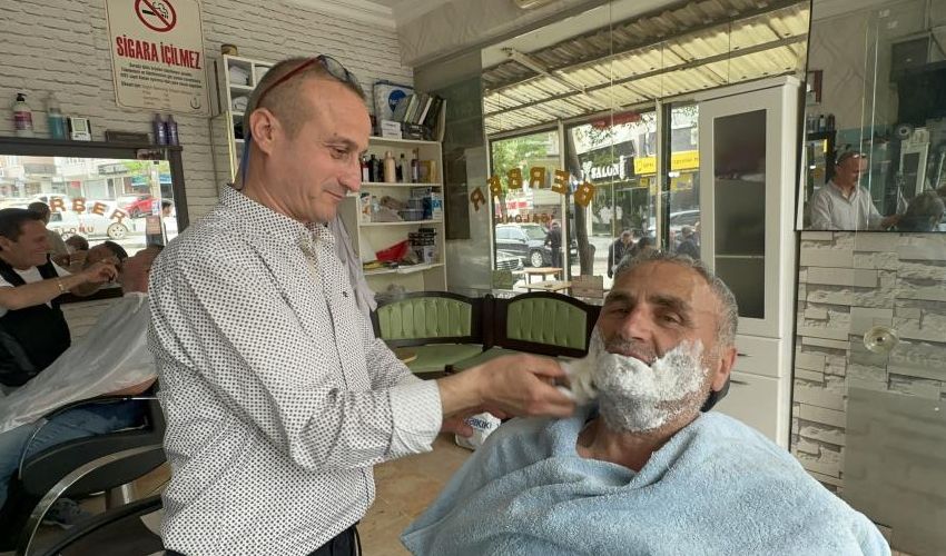 Müşterisini önce ölümden kurtardı, sonra tıraş etti! O anlar kamerada - 2. Resim