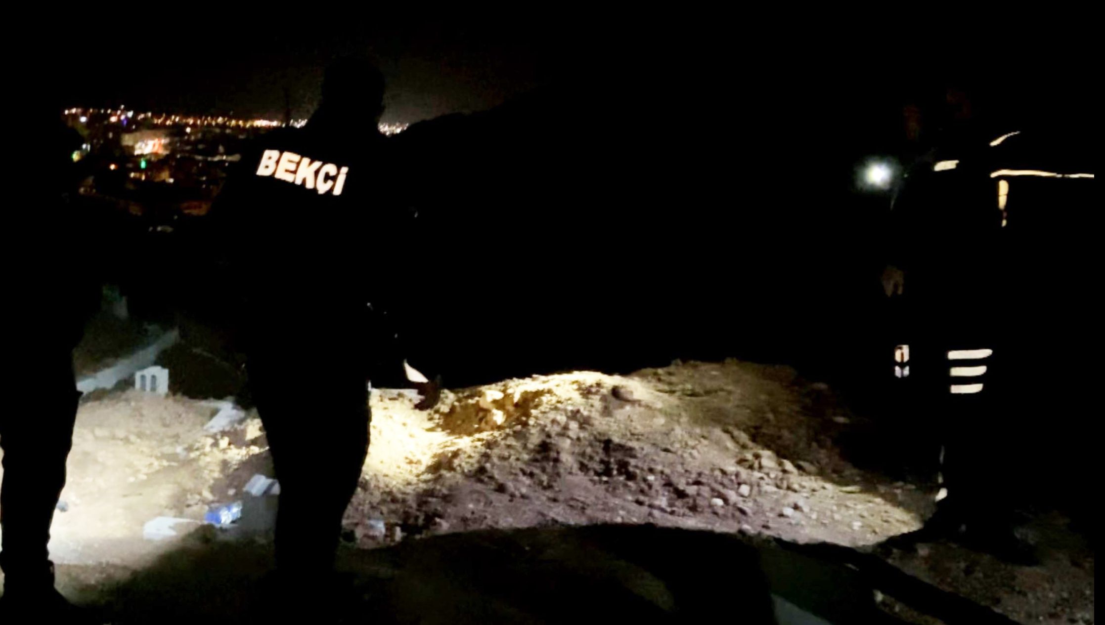 Ölen borçlusunun mezarını ateş verip yayın açtı: Paramı yiyip gidemezsin Ölen borçlusunun mezarını ateş verip yayın açtı: Paramı yiyip gidemezsin - 1. Resim