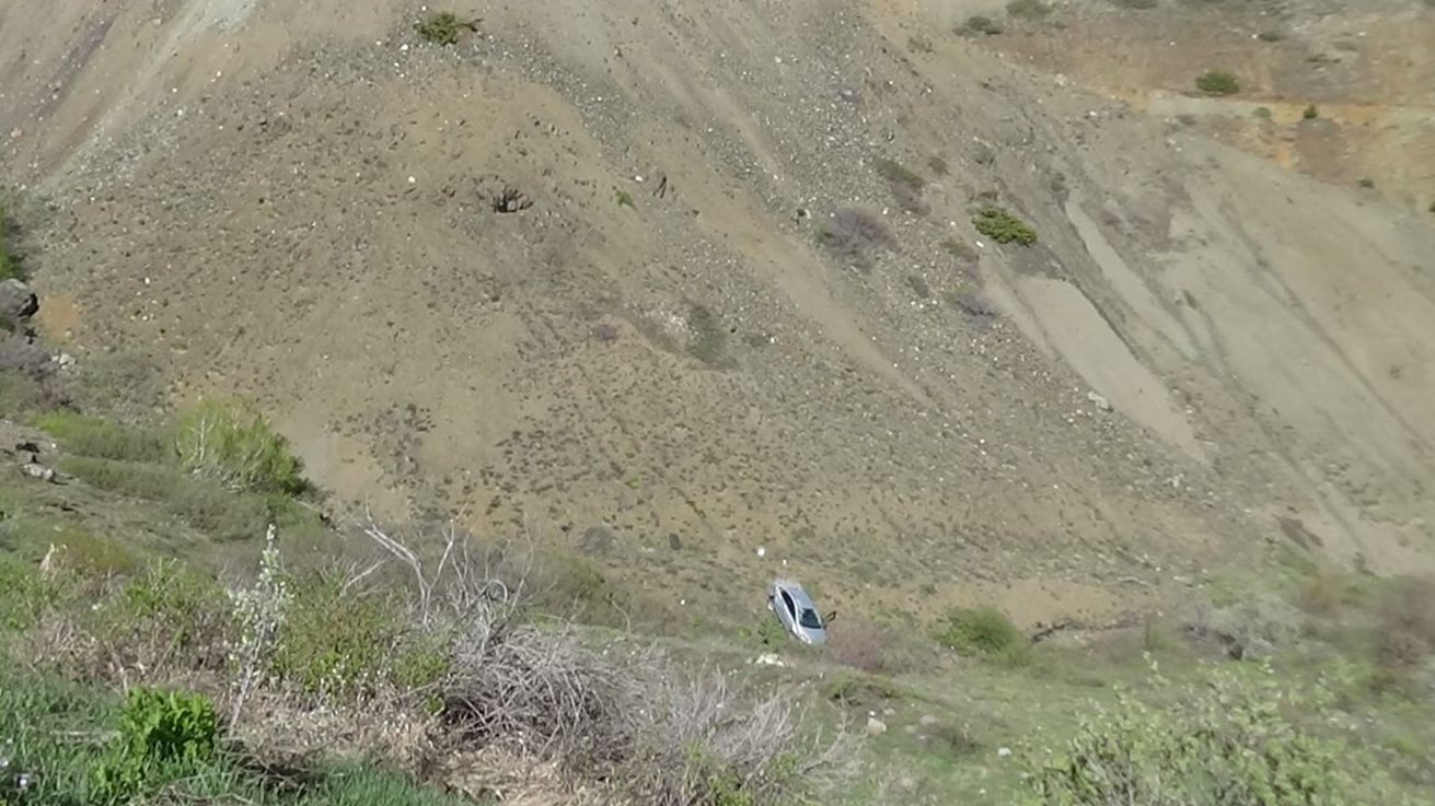 Otomobil taklalar atarak uçurumdan yuvarlandı! Burunları bile kanamadı - 1. Resim