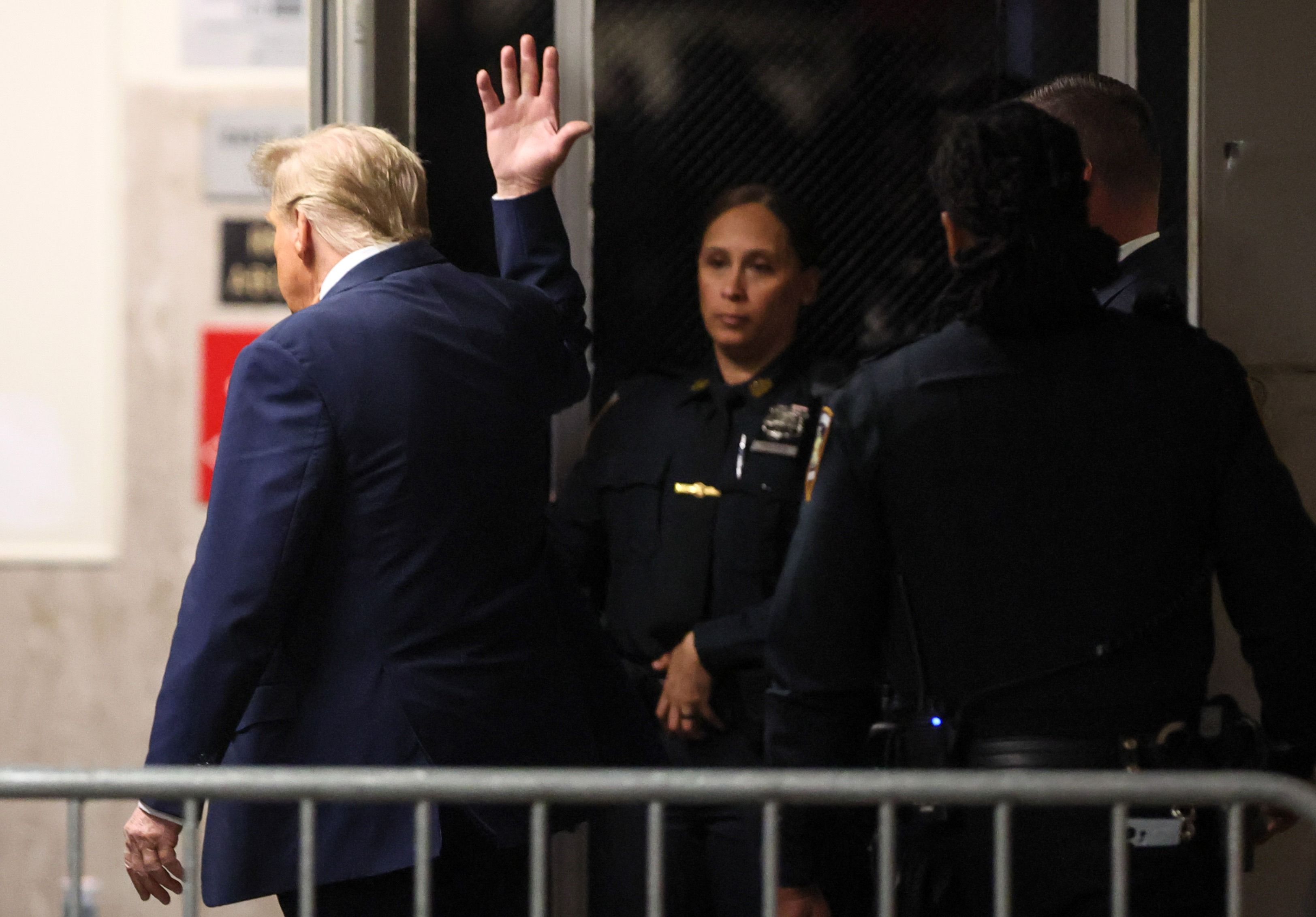 Trump'ın 'sus payı' davasında konuşma yasağına tepki gösterdi - 2. Resim