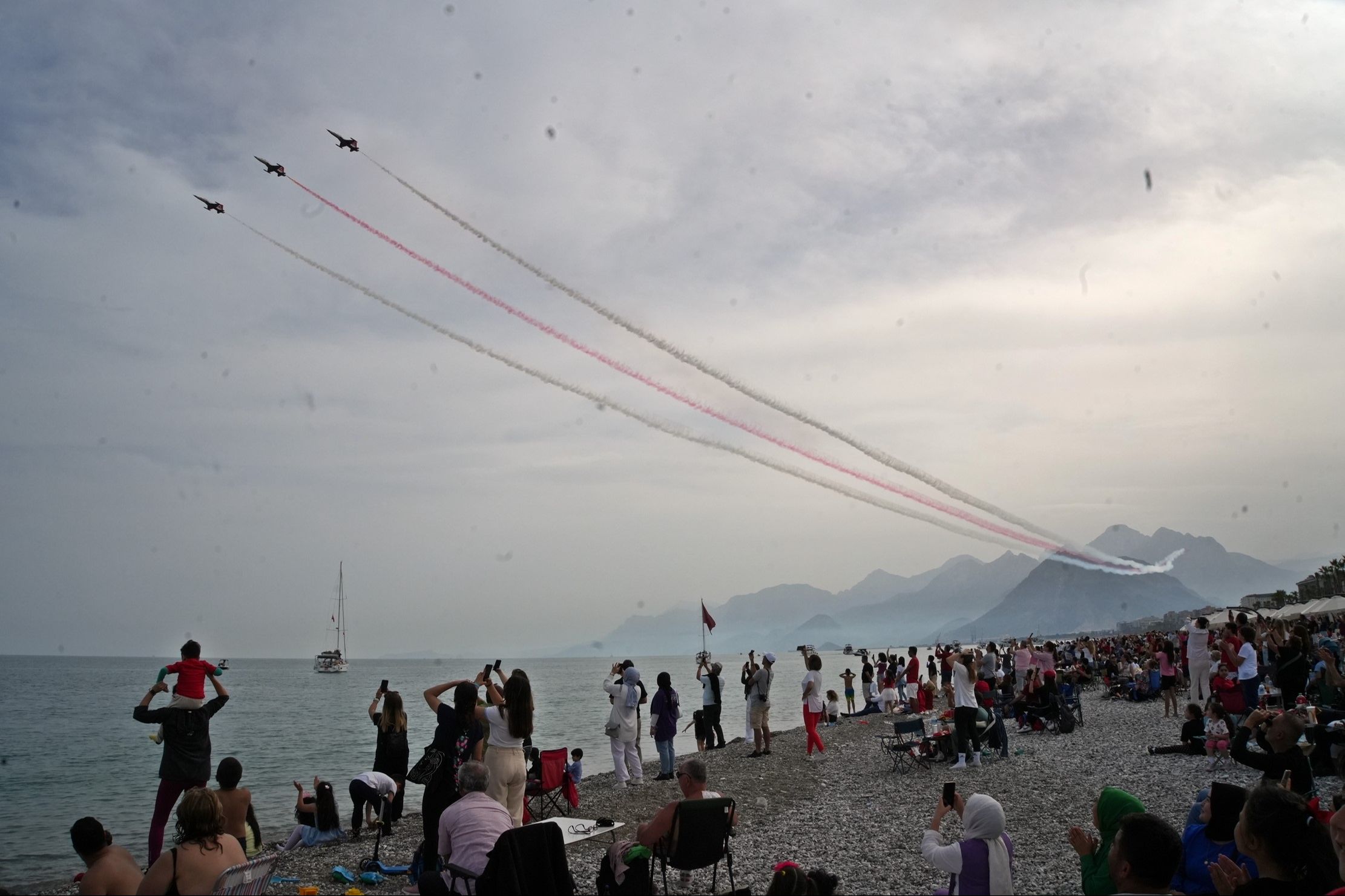 Türk Yıldızları'ndan nefes kesen gösteri! On binler sahillere akın etti - 5. Resim